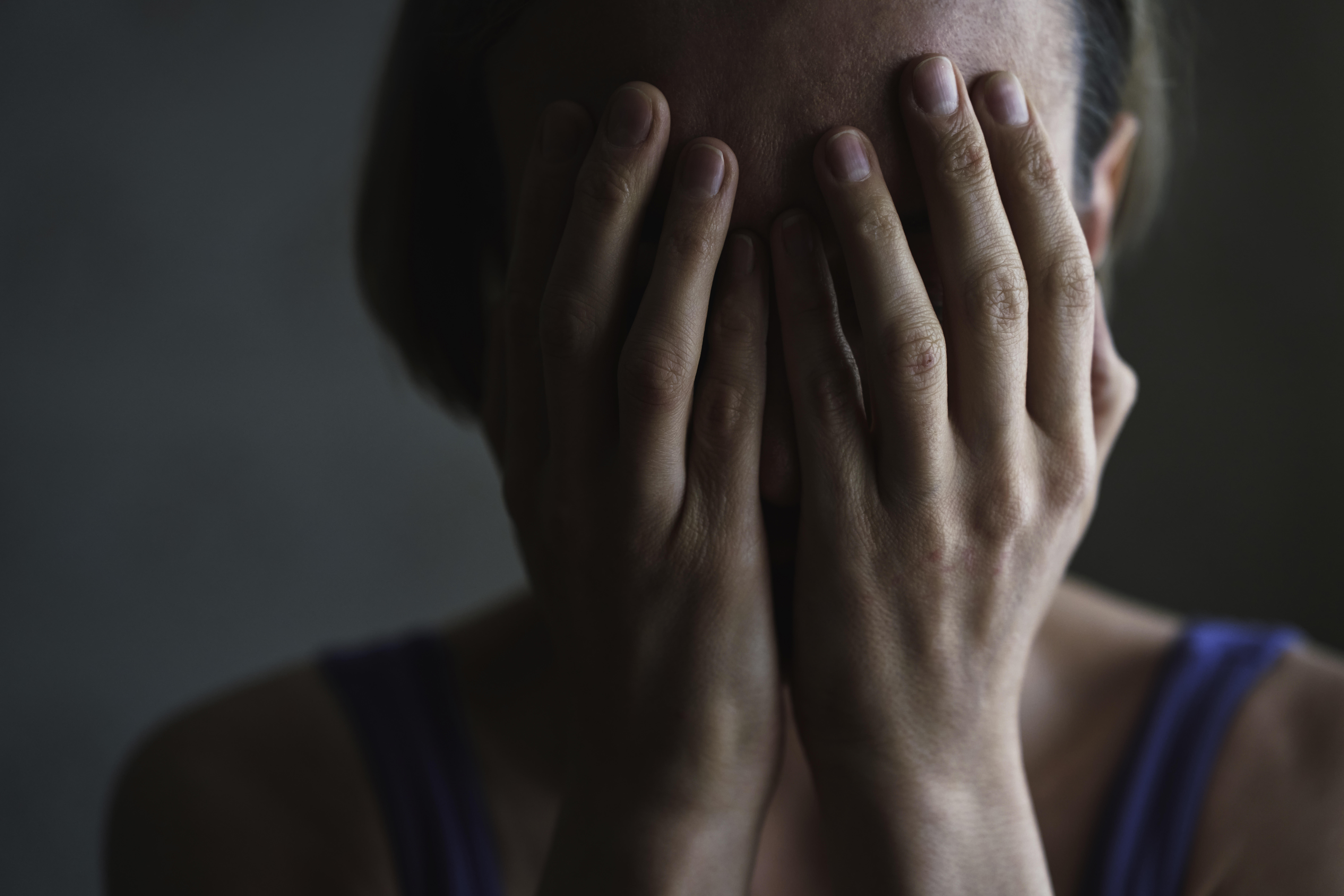 Gewalt gegen Frauen entsteht aus Machtstrukturen, falschen Männlichkeitsbildern und Schweigen. Institutionelles Versagen und Täter Opfer Umkehr zeigen, wie dringend Rechtsstaat und Gesellschaft handeln müssen.