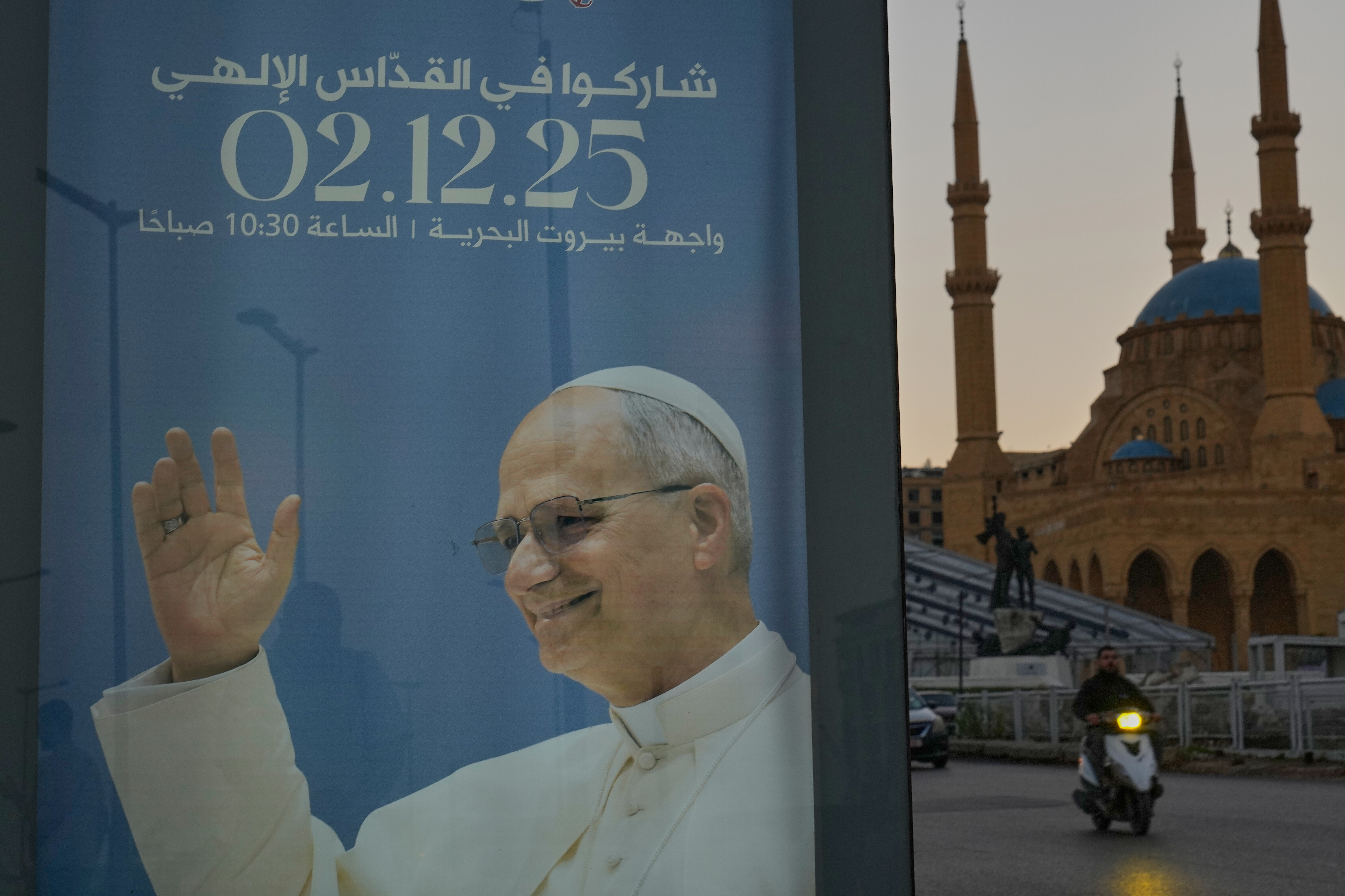 Eine Plakatwand zeigt ein Bild von Papst Leo XIV. vor seinem bevorstehenden Besuch im Libanon in der Innenstadt von Beirut.