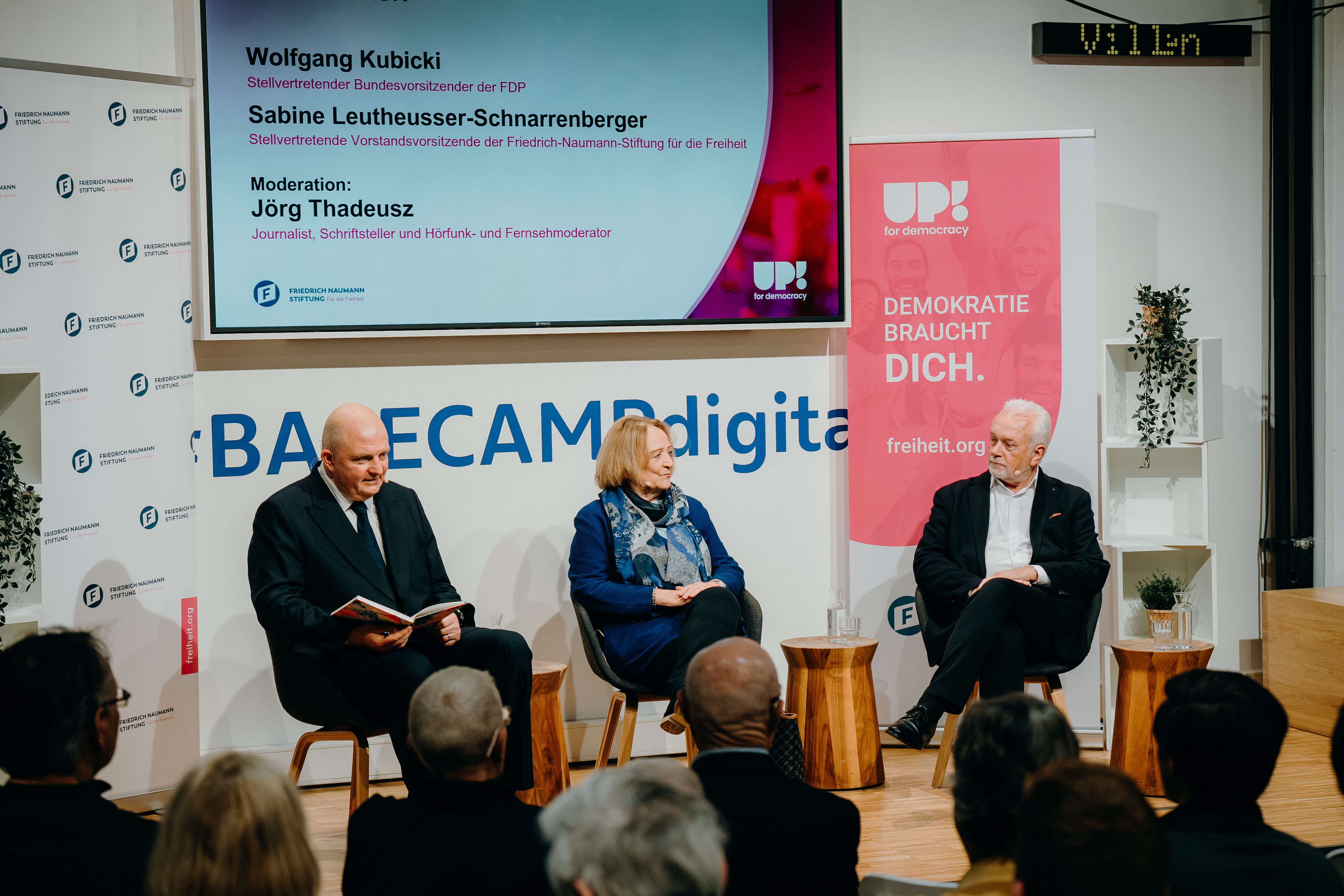 v.l.: Jörg Thadeusz, Moderator; Sabine Leutheusser-Schnarrenberger Bundesministerin a.D., Stellvertretende Vorstandsvorsitzende der Friedrich-Naumann-Stiftung für die Freiheit und Wolfgang Kubicki, Stellvertretender Bundesvorsitzender der FDP.