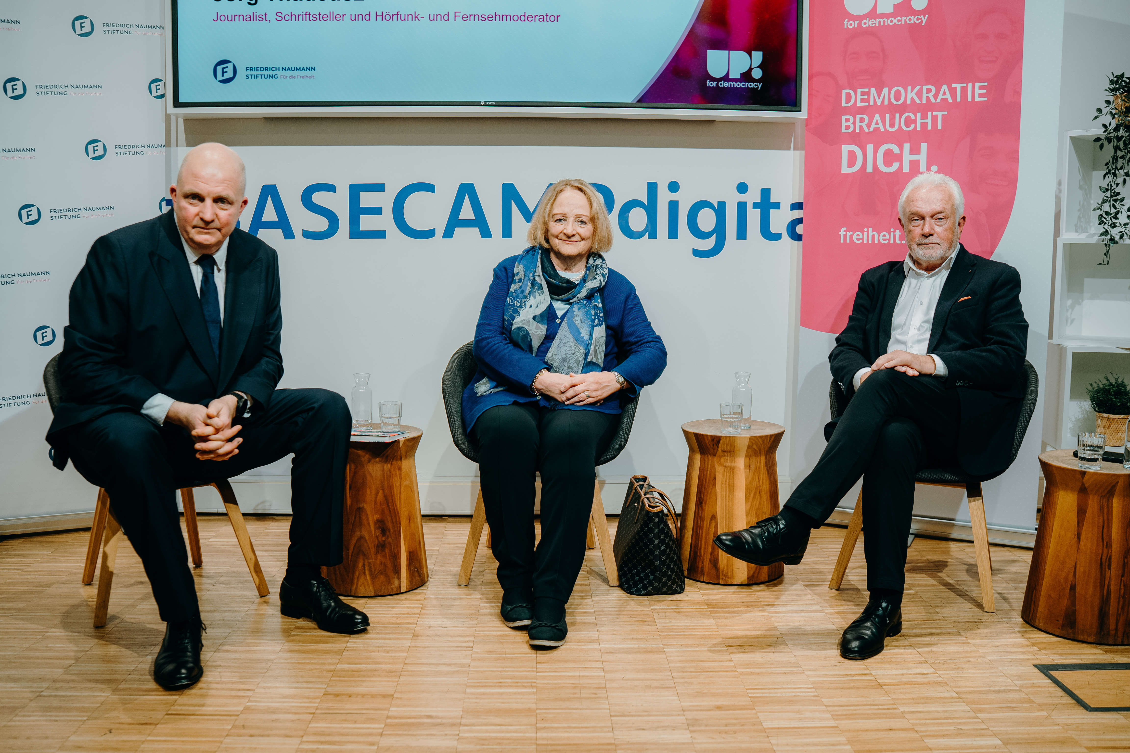 v.l.: Jörg Thadeusz, Moderator; Sabine Leutheusser-Schnarrenberger Bundesministerin a.D., Stellvertretende Vorstandsvorsitzende der Friedrich-Naumann-Stiftung für die Freiheit und Wolfgang Kubicki, Stellvertretender Bundesvorsitzender der FDP.