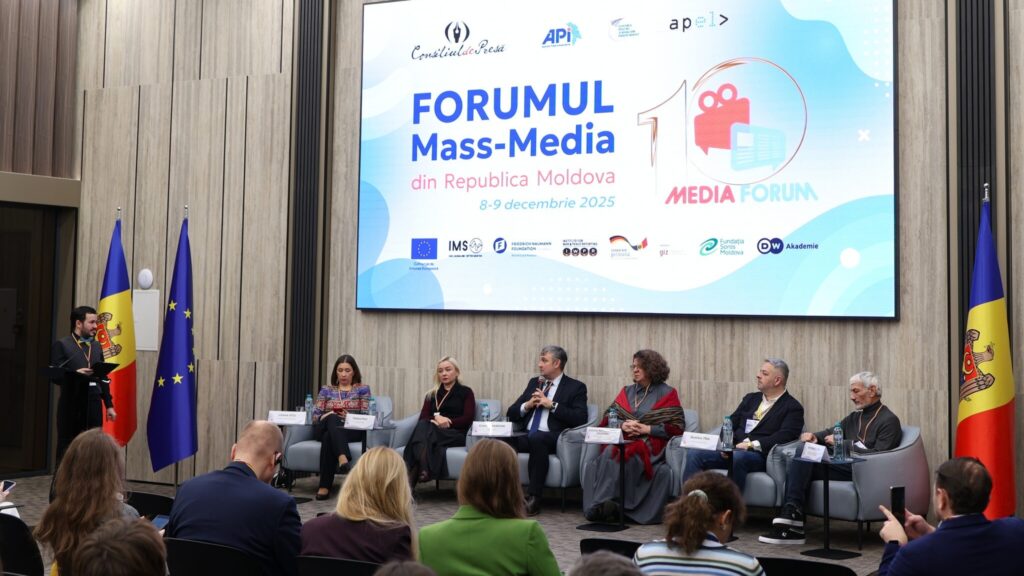 Forumul Mass-Media 2025 de la stânga la dreapta: Liliana Vițu (președinta Consiliului Audiovizualului), Tatiana Puiu (IWPR), Cristian Jardan, ministrul Culturii, Liliana Nicolaescu-Onofrei (președinta Comisiei parlamentare Cultură, Educație, Cercetare, Tineret, Sport și Mass-media), Dumitru Țîra (Realitatea) și Ion Bunduchi (APEL).
