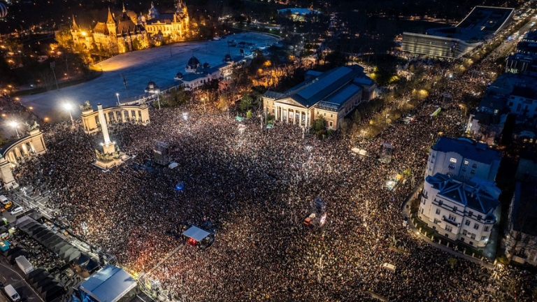 Rendszerbontó” 11 April, (“System Demolition”) concert held at Heroes’ Square (Hősök tere) in Budapest.