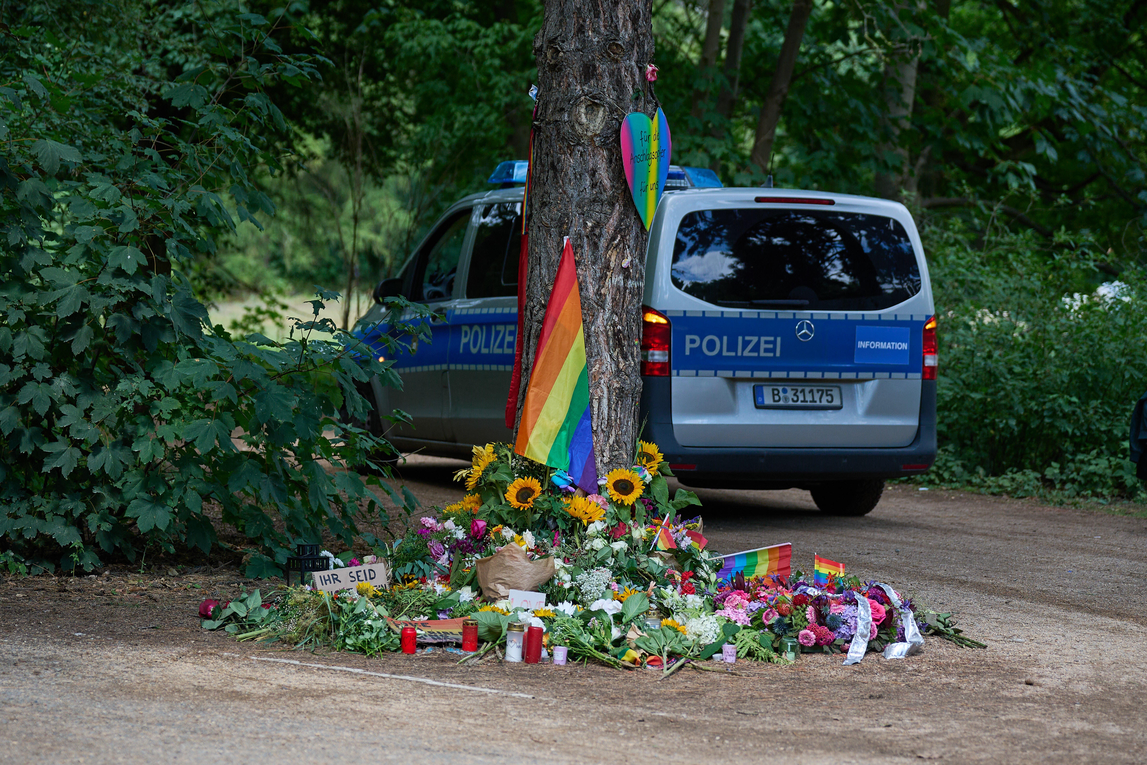 Im Berliner Tiergarten liegen Blumen und Beileidsbekundungen an einem der Tatorte im Berliner Tiergarten, zwei Tage nach dem Anschlag auf die Feiern des 48. Berliner Christopher Street Day.