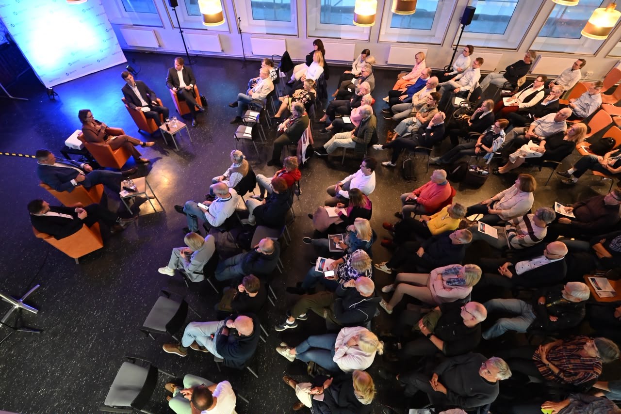 Speakers and participants of the panel discussion event in Hannover