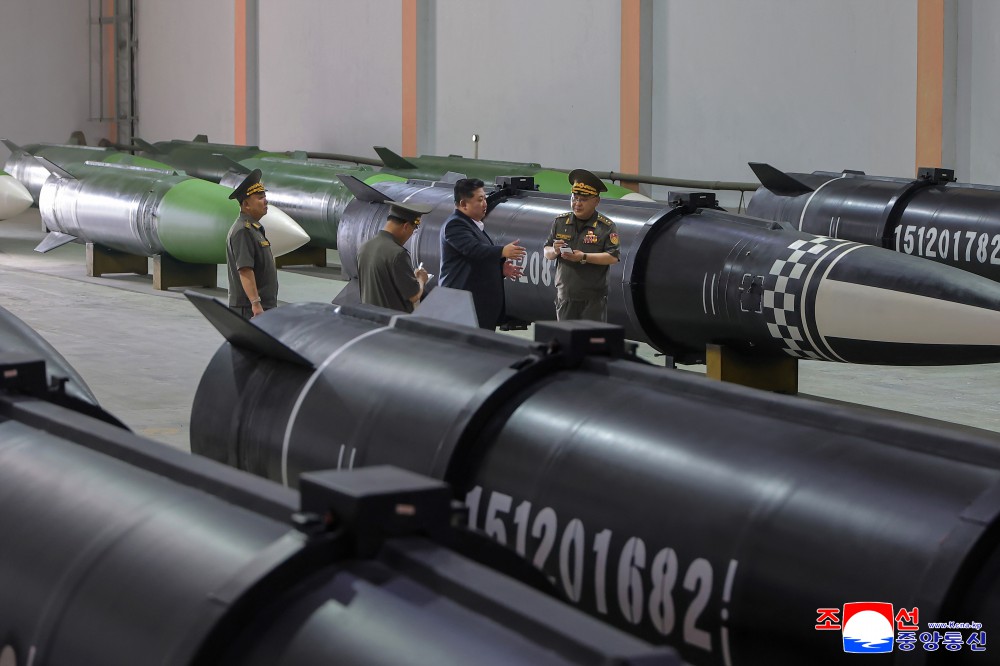 Kim Jong Un bei der Inspektion einer neuen Raketenproduktionslinie