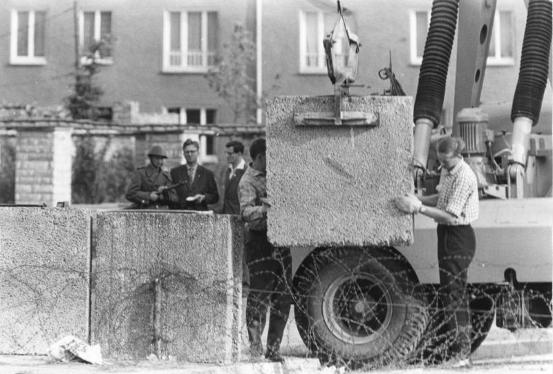 Das Aufstellen von Betonblöcken 1961