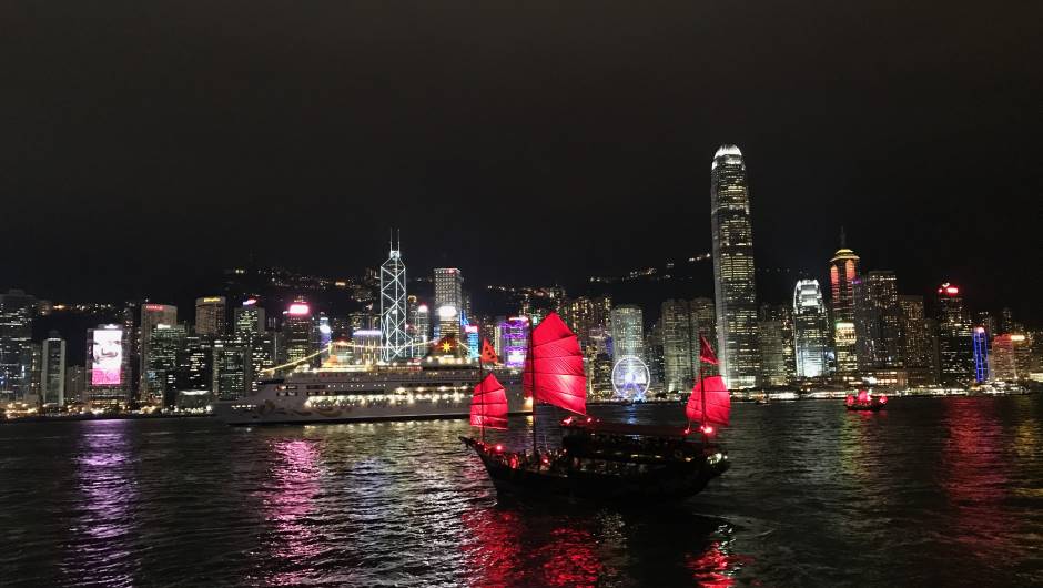 Die Skyline von Hongkong bei Nacht