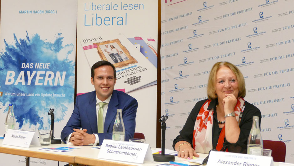 Sabine Leutheusser-Schnarrenberger, Bundesjustizministerin a.D., und Martin Hagen, Herausgeber des Buches "Das neue Bayern"