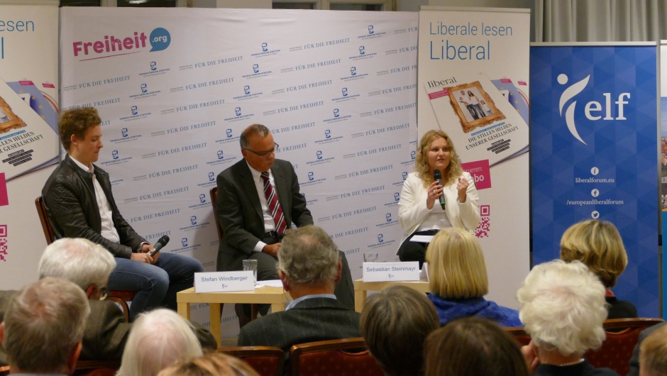 Stefan Windberger (NEOS), Sebastian Steinmayr (Moderator) und Nadja Hirsch (MdEP)