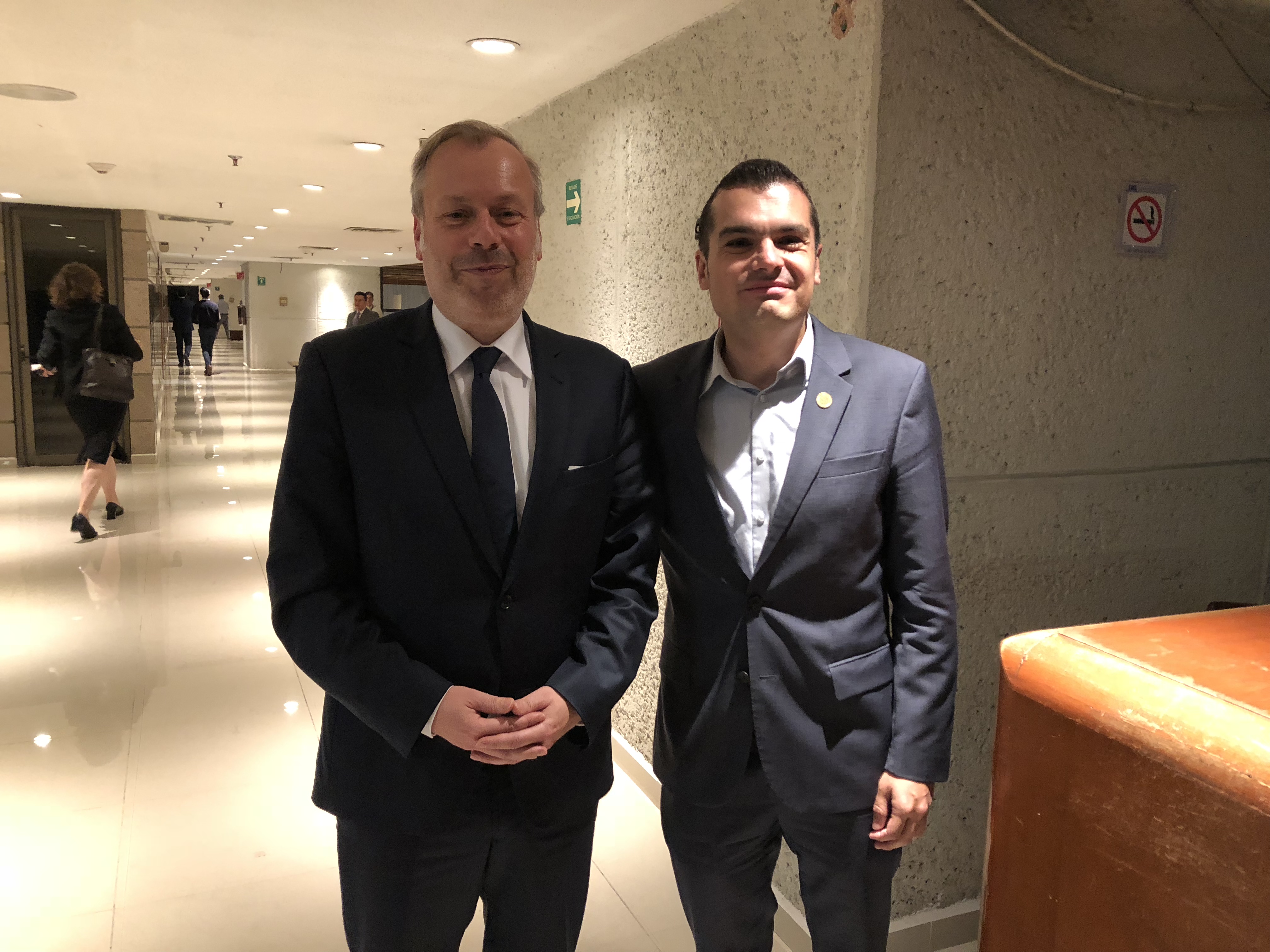 Steffen Saebisch, Hauptgeschäftsführer der Stiftung für die Freiheit, mit dem mexikanischen Abgeordneten Jorge Triana.