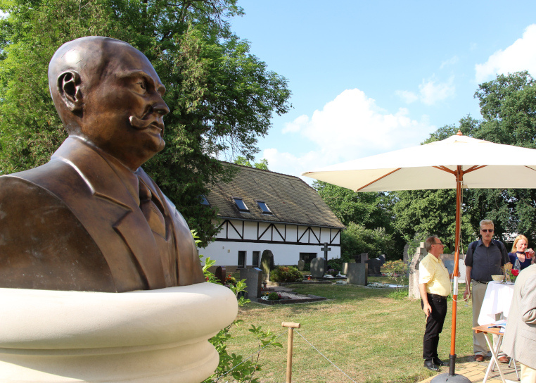 Neue Büste Friedrich Naumanns und das alte Pfarrhaus, in dem er 1860 geboren wurde.
