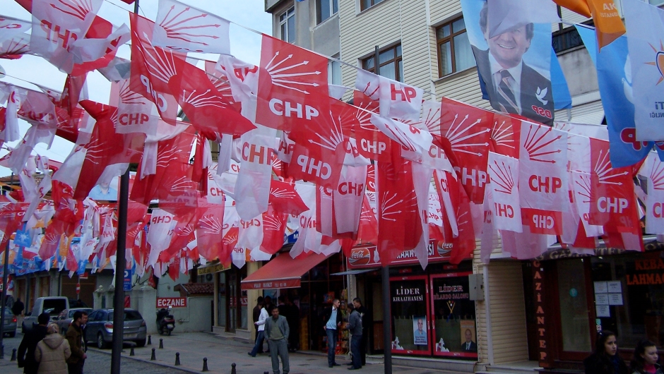 Ziehen die vorgezogenen Wahlen auch Erdoğans eigenes Ende vor? Die Oppositionspartei CHP hofft auf das Momentum.