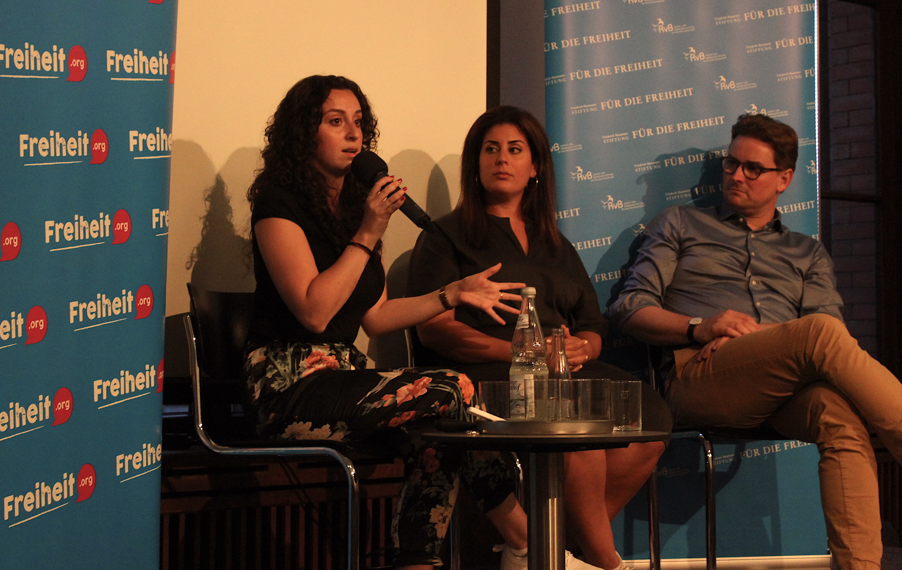 Die Start-up-Unternehmerinnen Henrietta Singer und Sara Neumann im Gespräch mit Helge Eikelmann