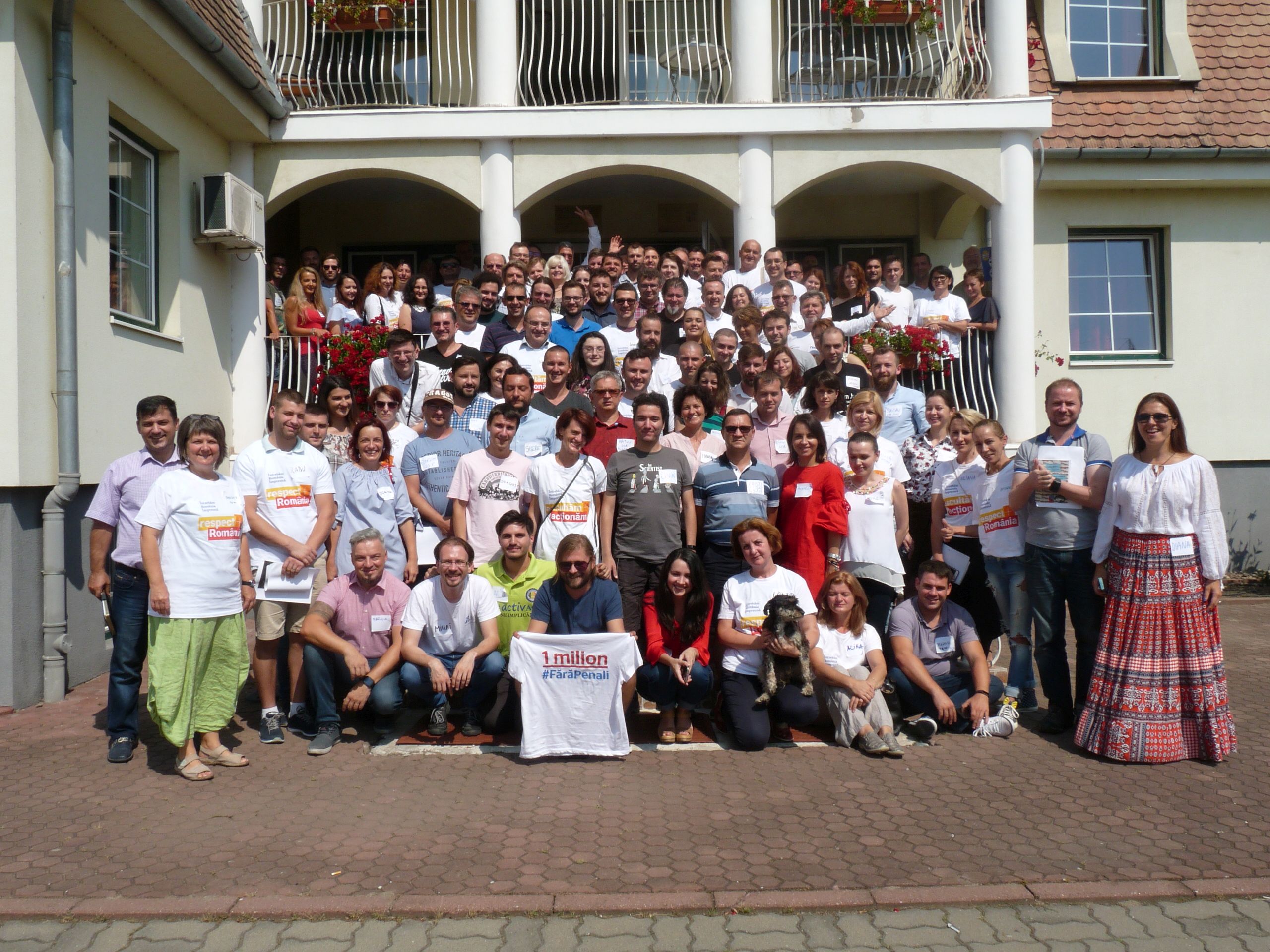 Die Teilnehmer beim Vorbereitungstraining in der Evangelischen Akademie Siebenbürgen (EAS). Andrei Covaci (Mitte) zeigt stolz sein T-Shirt mit einer Million. Er ist sowohl Koordinator der USR-Freiwilligen, wie auch Gründungsmitglied der Initiative Rumänie