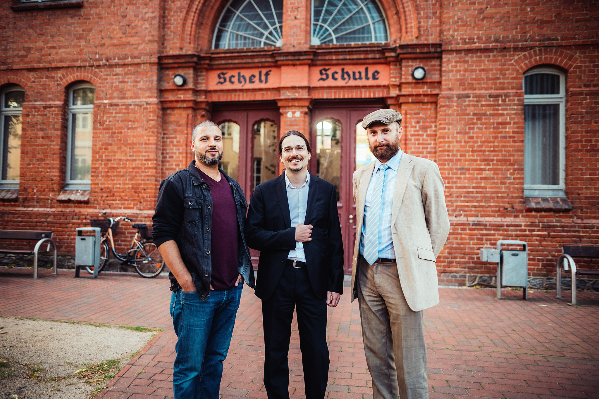 Die drei Referenten vor dem Veranstaltungsort