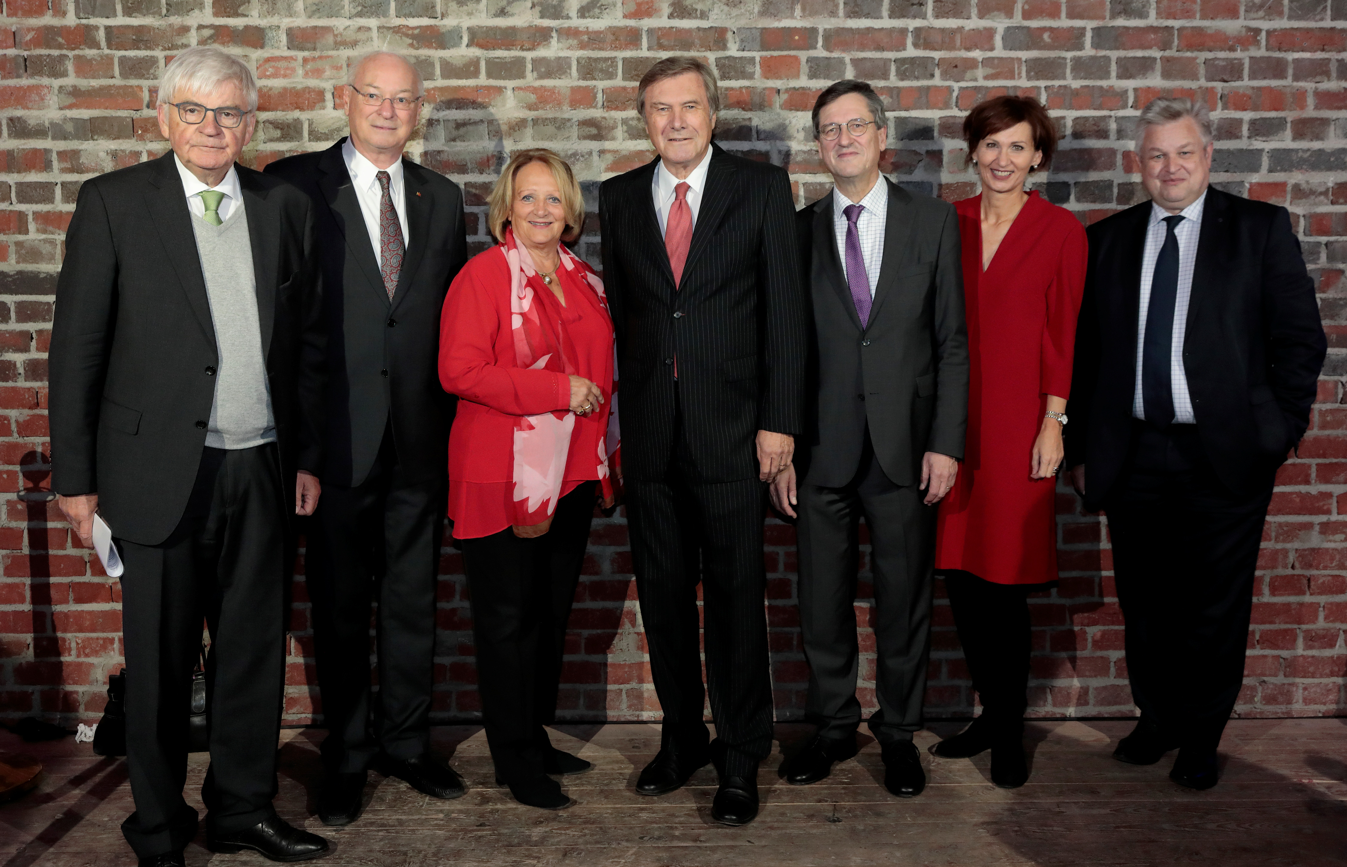 Der Kuratoriumsvorsitzende Jürgen Morlok (l.) mit Wolfgang Gerhardt (4.v.l.) und dem neuen Vorstand (v.l.n.r.): Manfred Richter, Sabine Leutheusser-Schnarrenberger, Karl-Heinz Paqué, Bettina Stark-Watzinger, Michael Link
