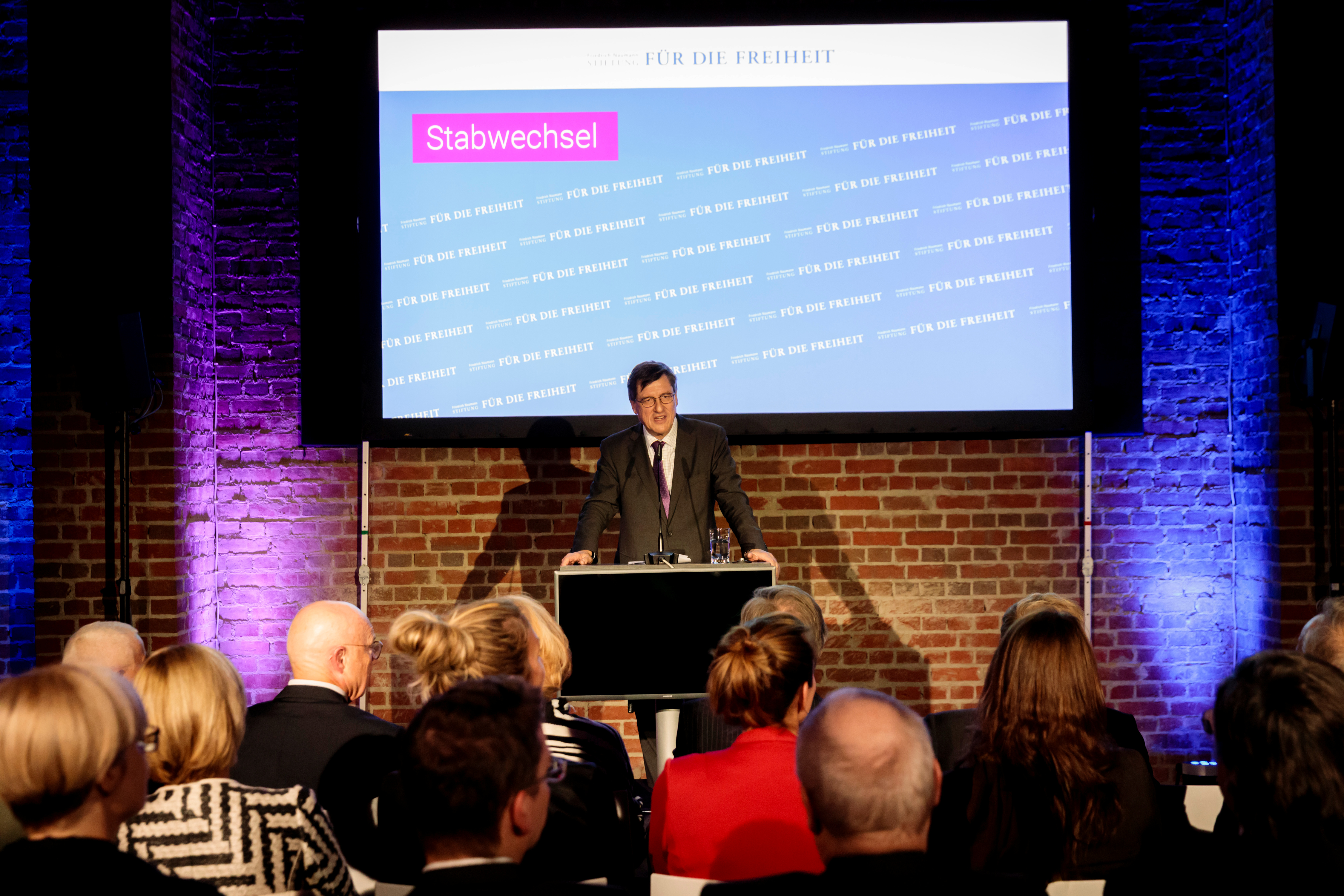 Karl-Heinz Paqué bei seiner Rede zum Stabwechsel in der Bauakademie