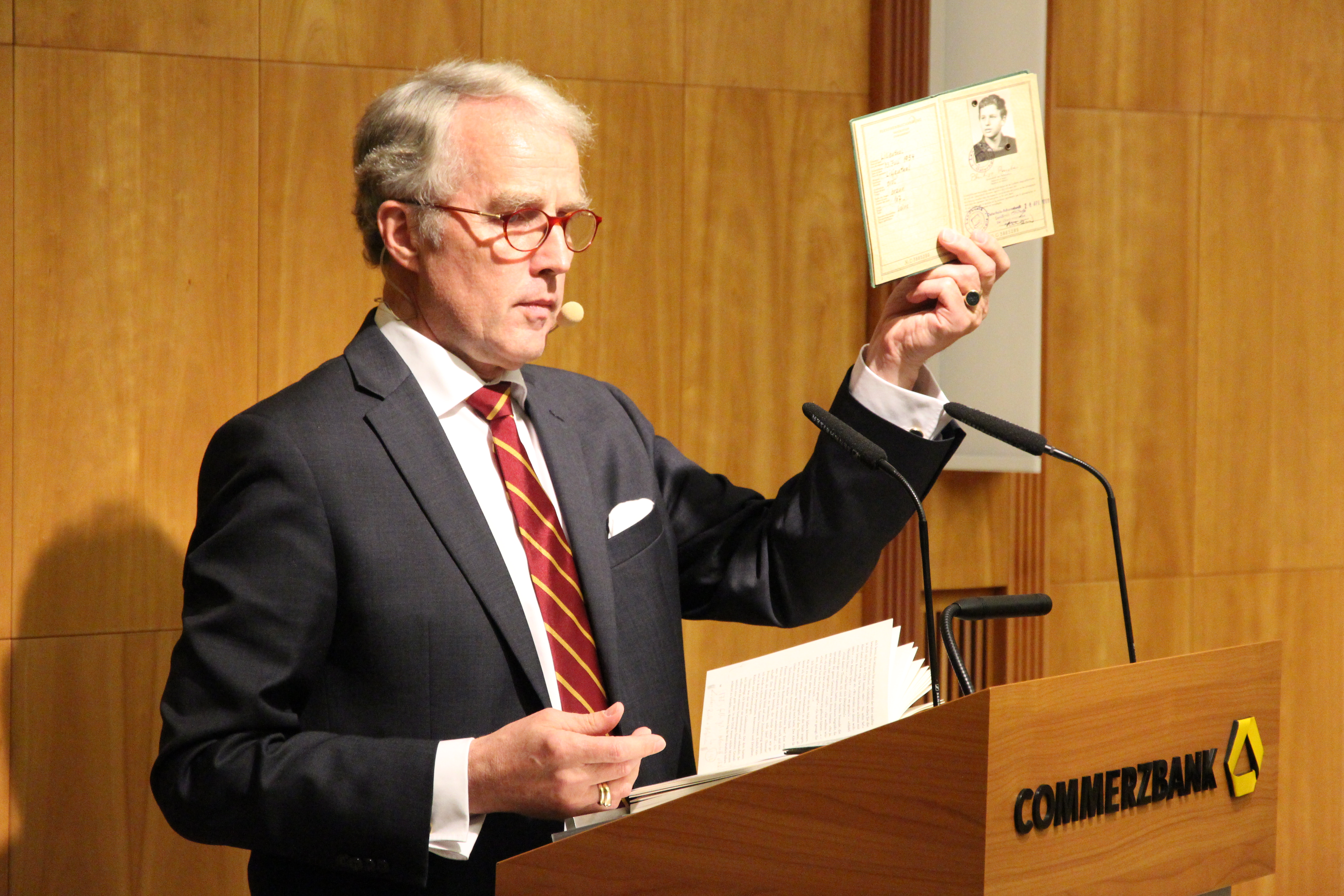 Rüdiger von Fritsch zeigt einen gefälschten BRD-Reisepass