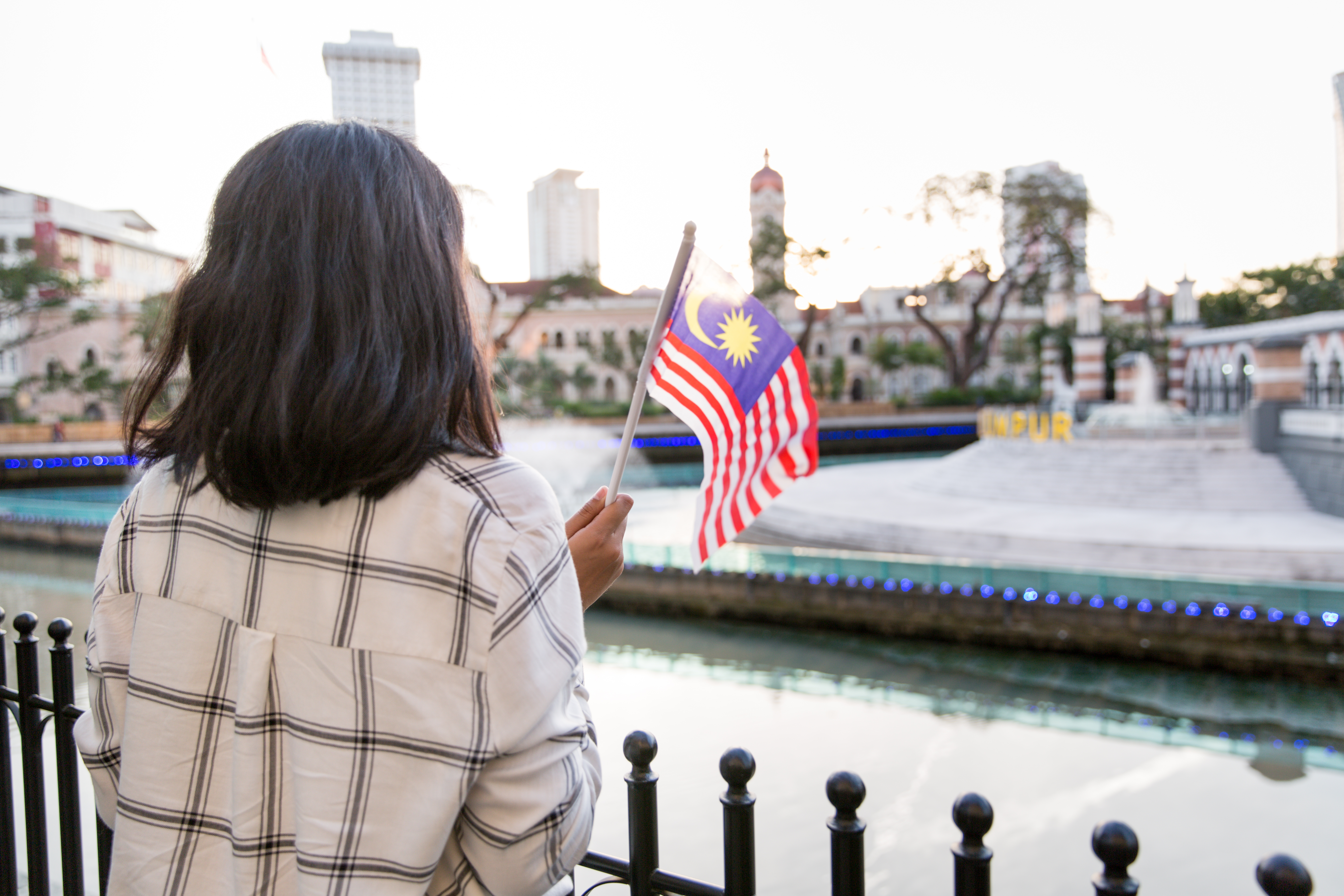 Eine Frau mit der malaysische Flagge 