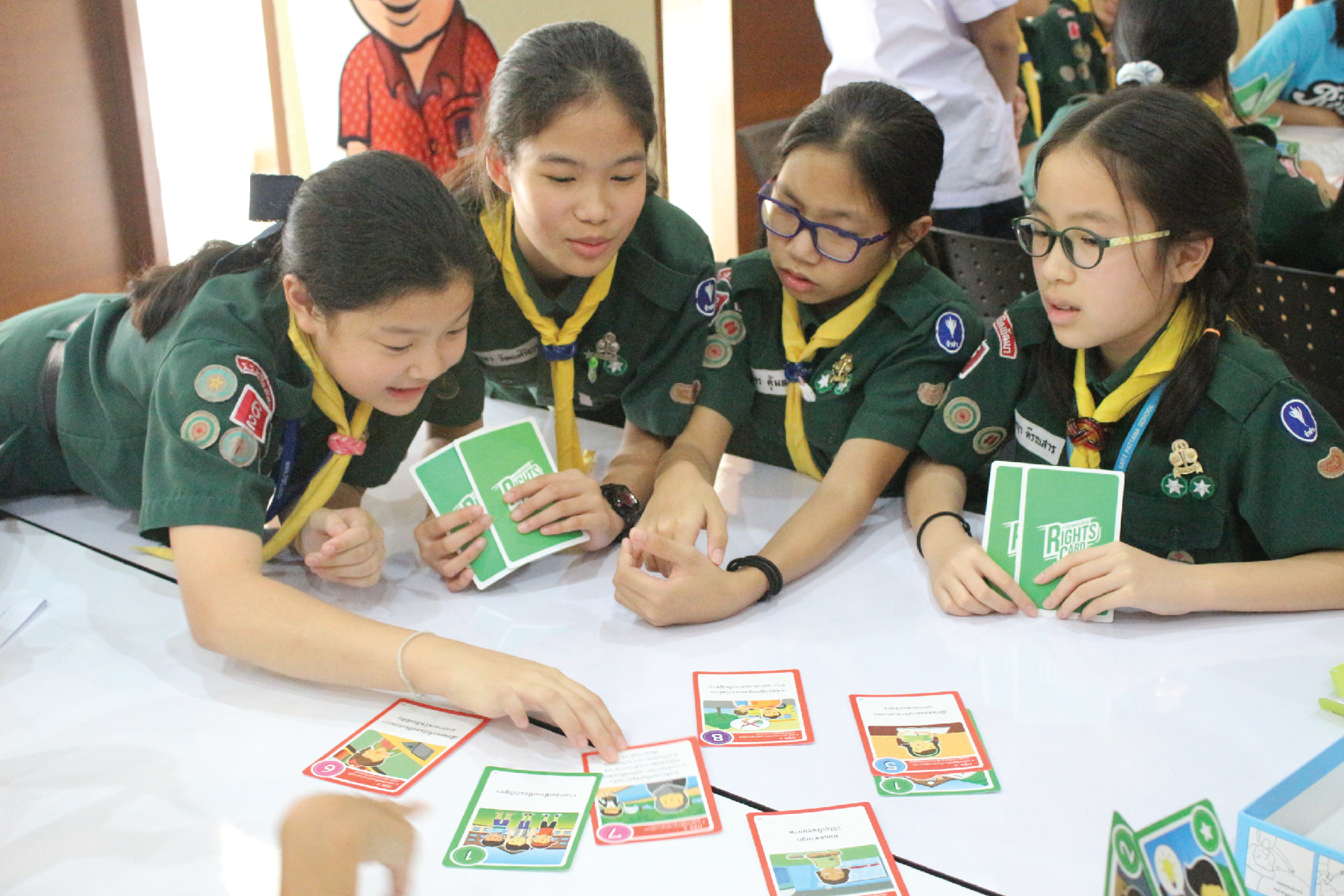 Das „Human Rights Card Game“ im Einsatz an der Satit Pattana Schule in Bangkok.