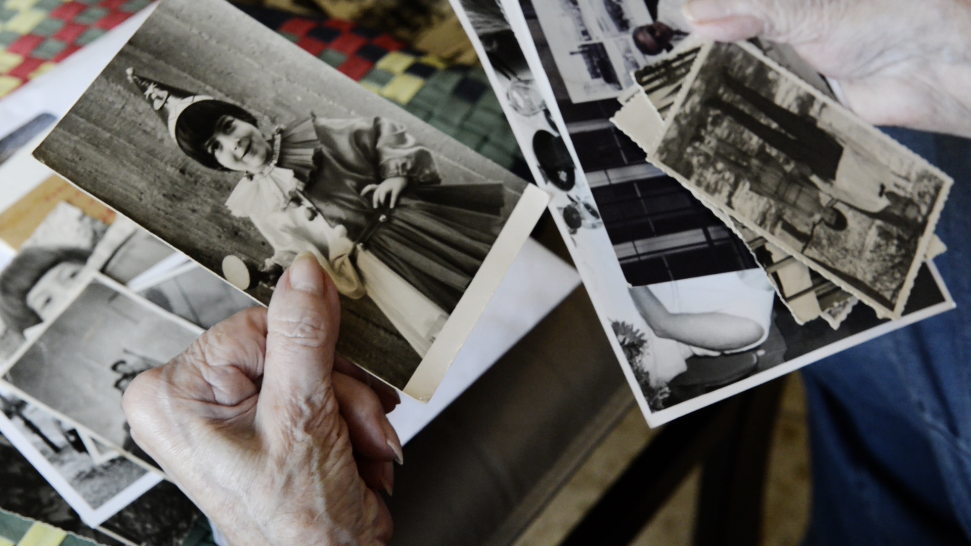 Neben den Geschichten erinnern auch Fotos der Überlebenden an die Shoah