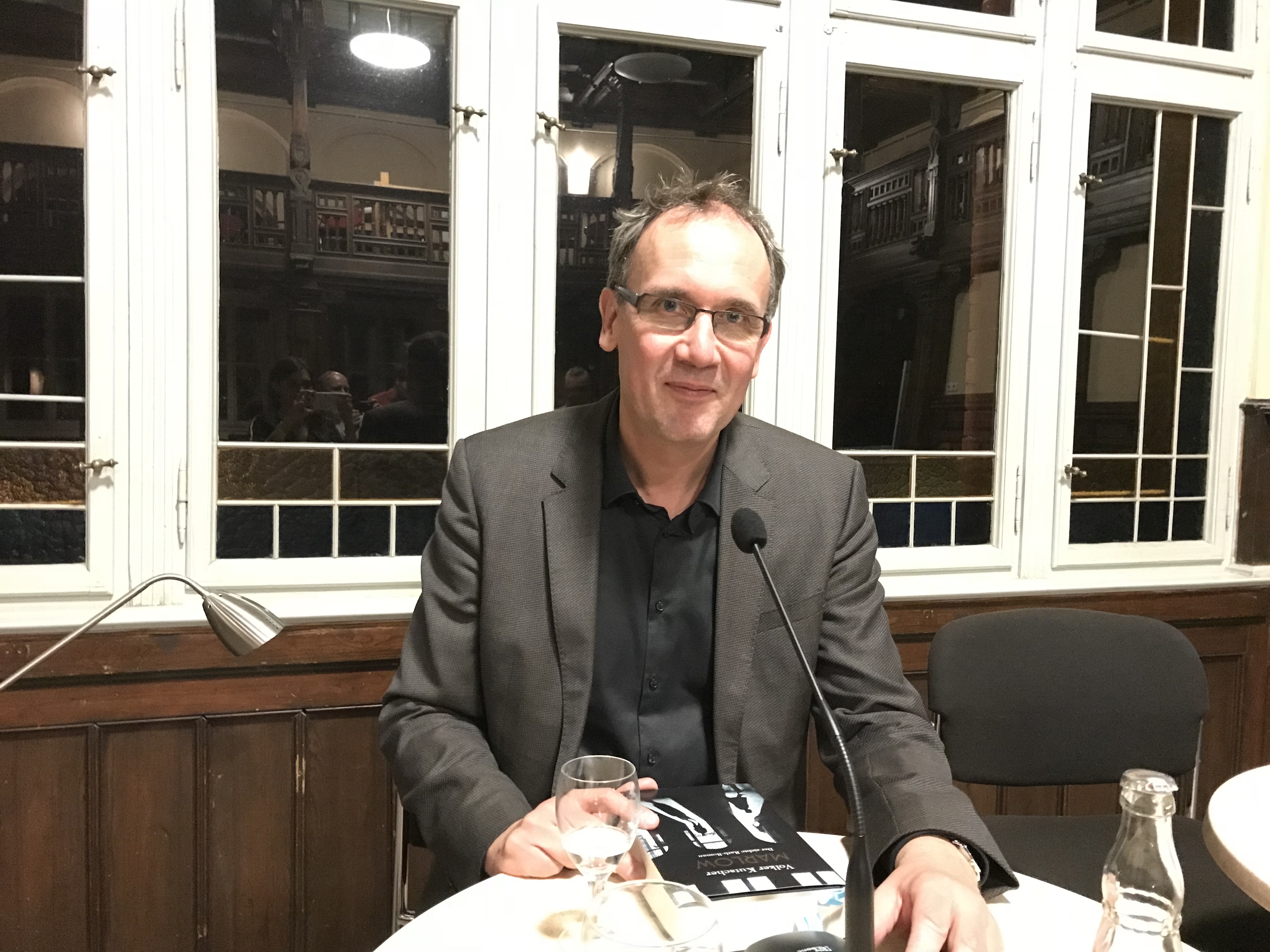 Bestsellerautor Volker Kutscher nach der Lesung in der stimmungsvollen Aula Schwerin