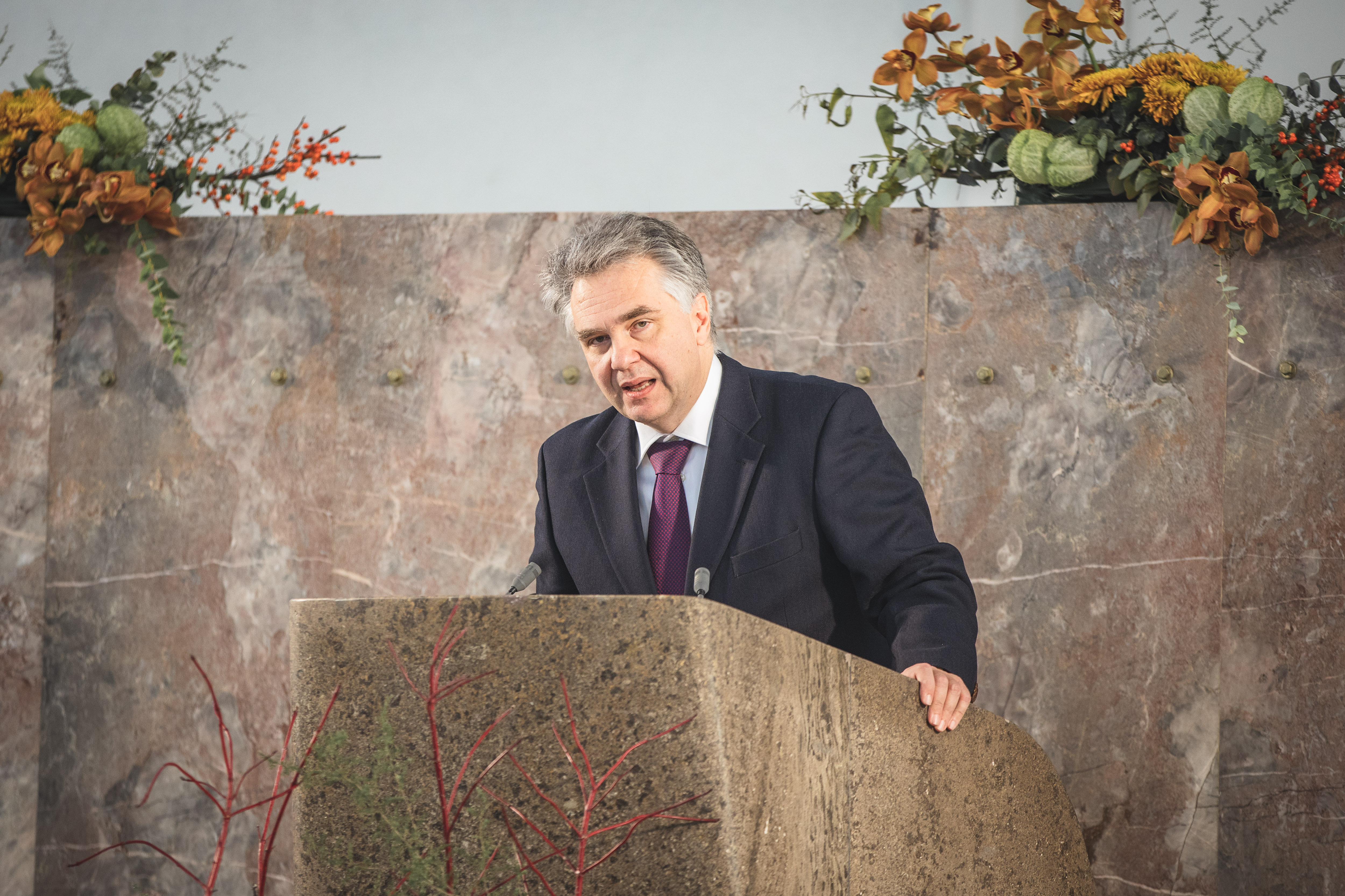 Ludwig Theodor Heuss bei seiner Laudatio in der Paulskirche. 