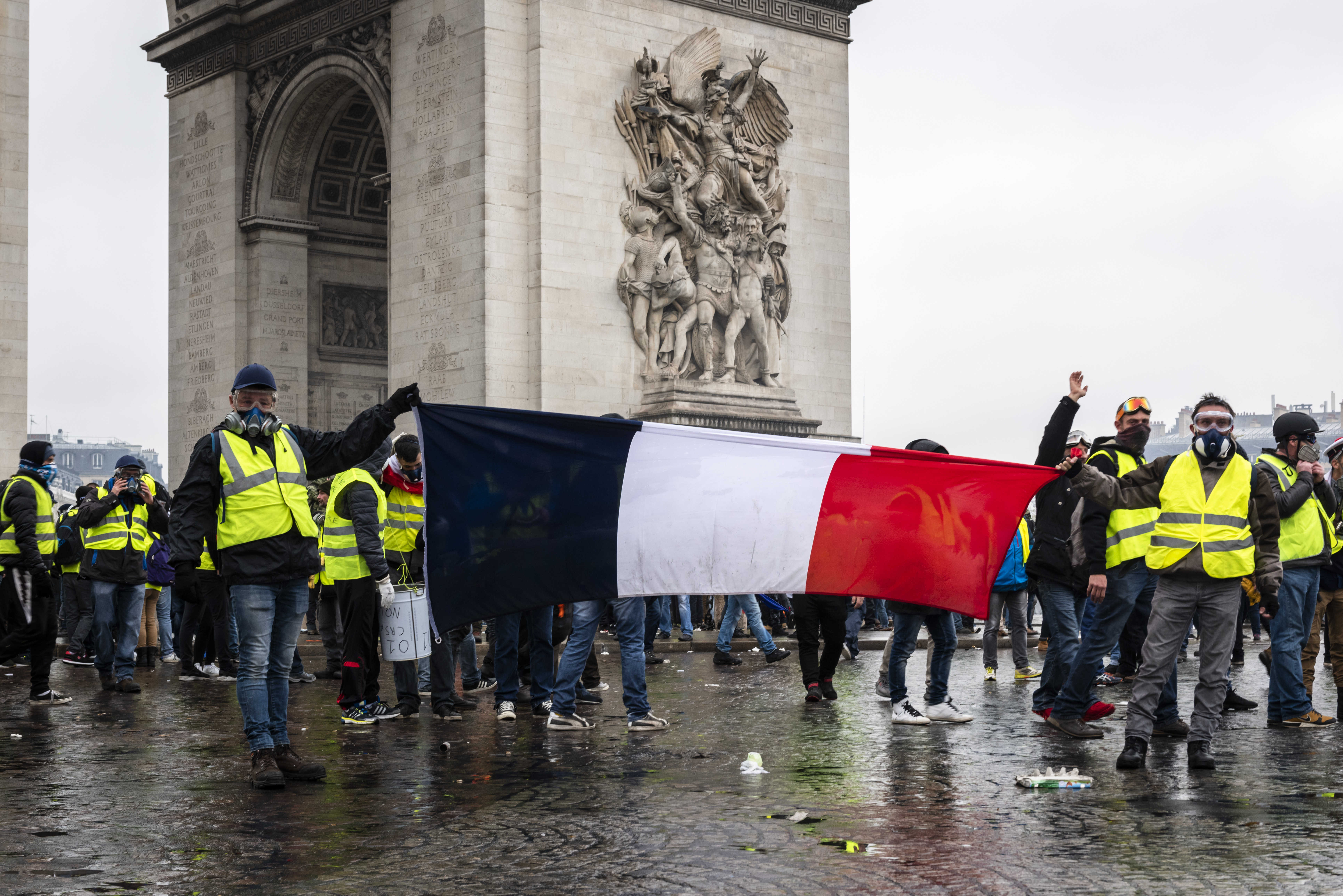 Gelbwesten (Mouvement des Gilets jaunes) bei ihrer Protestaktion am Arc de Triomphe 