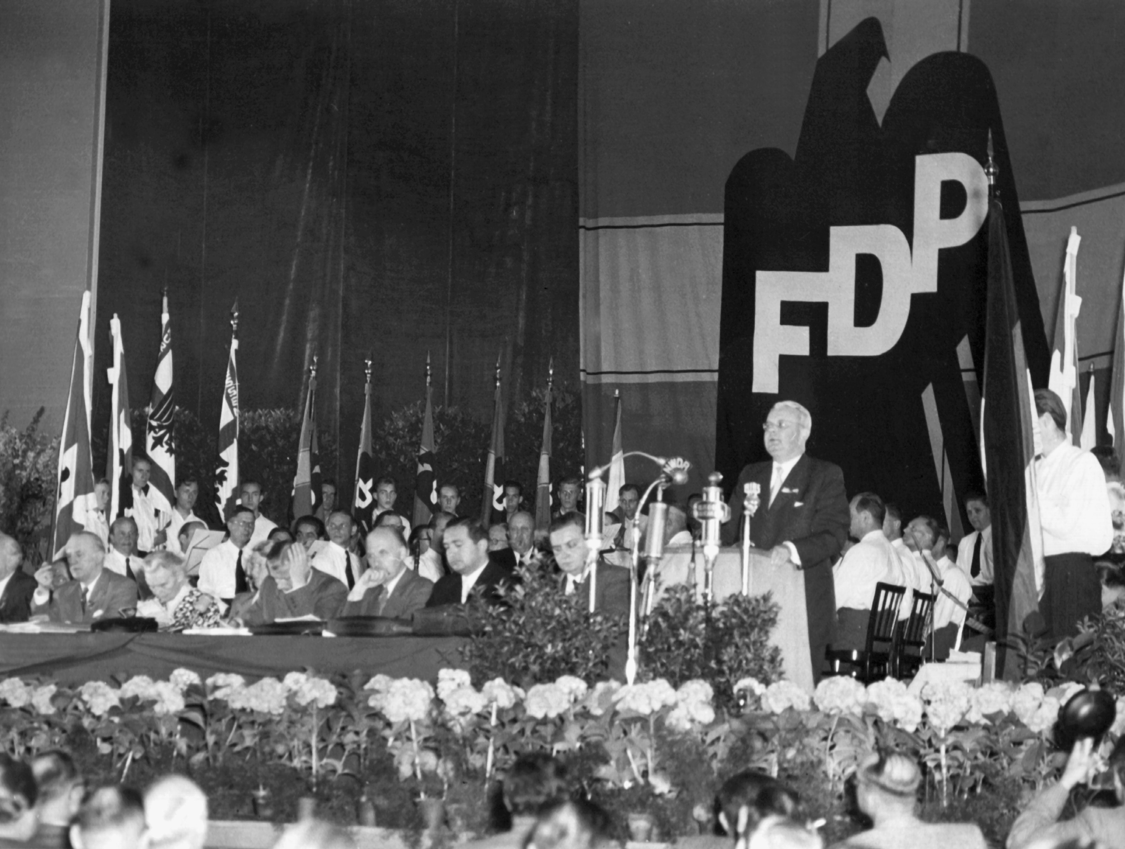 Der FDP-Vorsitzende Franz Blücher (am Rednerpult) erklärte am 27. Juni 1953 in Lübeck während der Eröffnungsrede zum Ausserordentlichen Parteitag, daß die FDP auf ihrem Treffen mehr als sonst vom "ganzen Deutschland" sprechen werde.