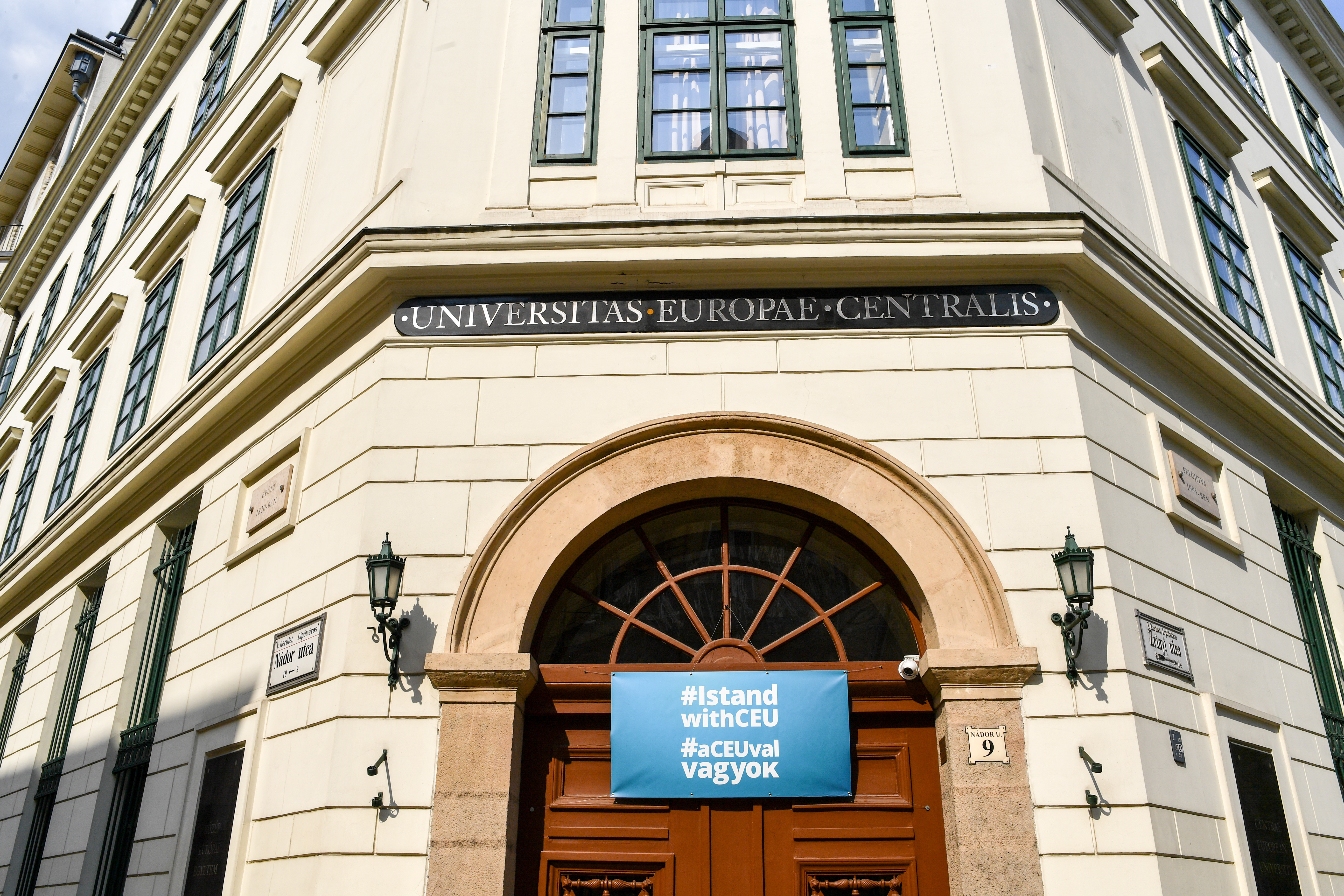 Die Central European University (CEU). Sie ist eine Privatuniversität mit Sitz in New York (USA), und einem Campus in Budapest (Ungarn)