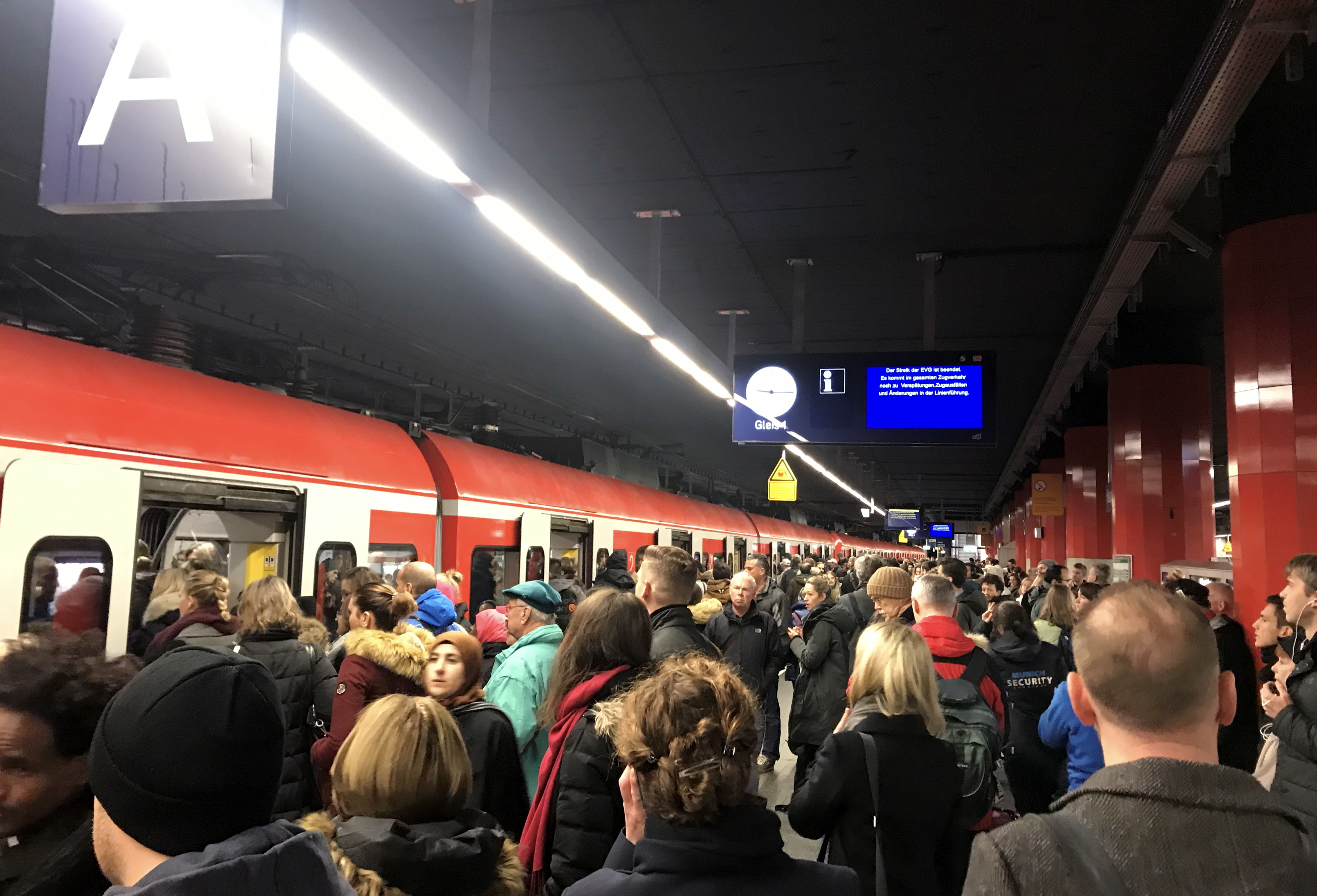 Zahlreiche Menschen warten am Hauptbahnhof auf eine S-Bahn, nachdem ein Streik den Zugverkehr lahmgelegt hat. Die Eisenbahn- und Verkehrsgewerkschaft (EVG) hat nach abgebrochenen Tarifgesprächen zu einem bundesweiten Warnstreik aufgerufen.
