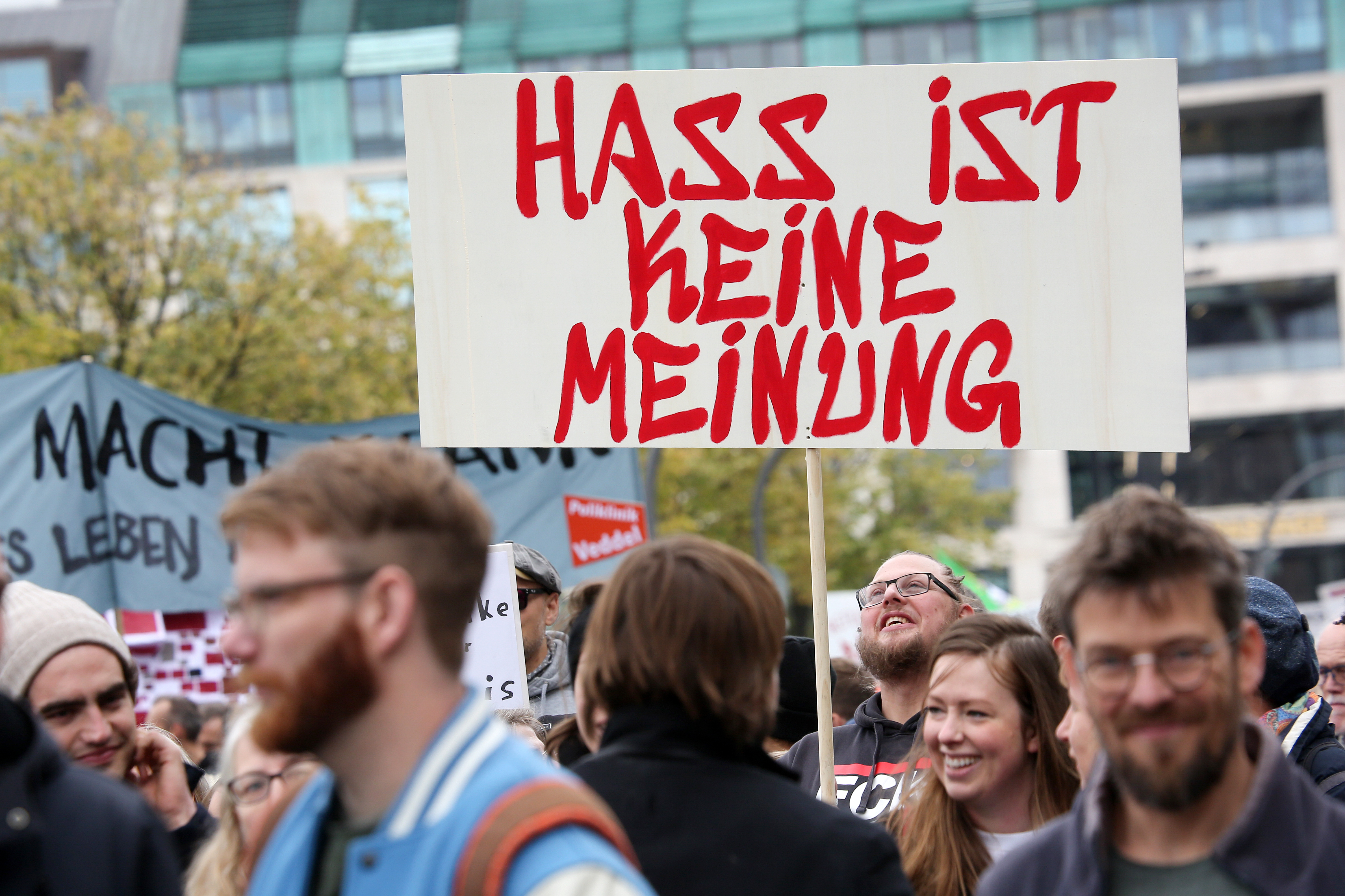Mit Schildern, unter anderem mit der Aufschrift "Hass ist keine Meinung", ziehen Teilnehmer bei einer bunten Parade gegen Rassismus durch die Innenstadt. 