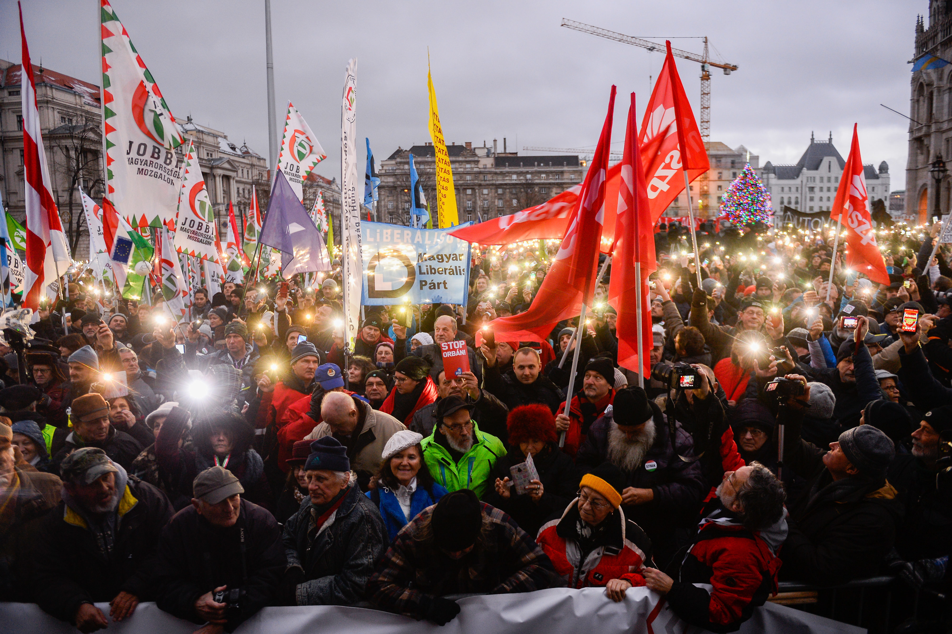 Ungarn erlebt die größten Proteste der vergangenen Jahre. Auslöser war das umstrittene Arbeitszeitgesetz.