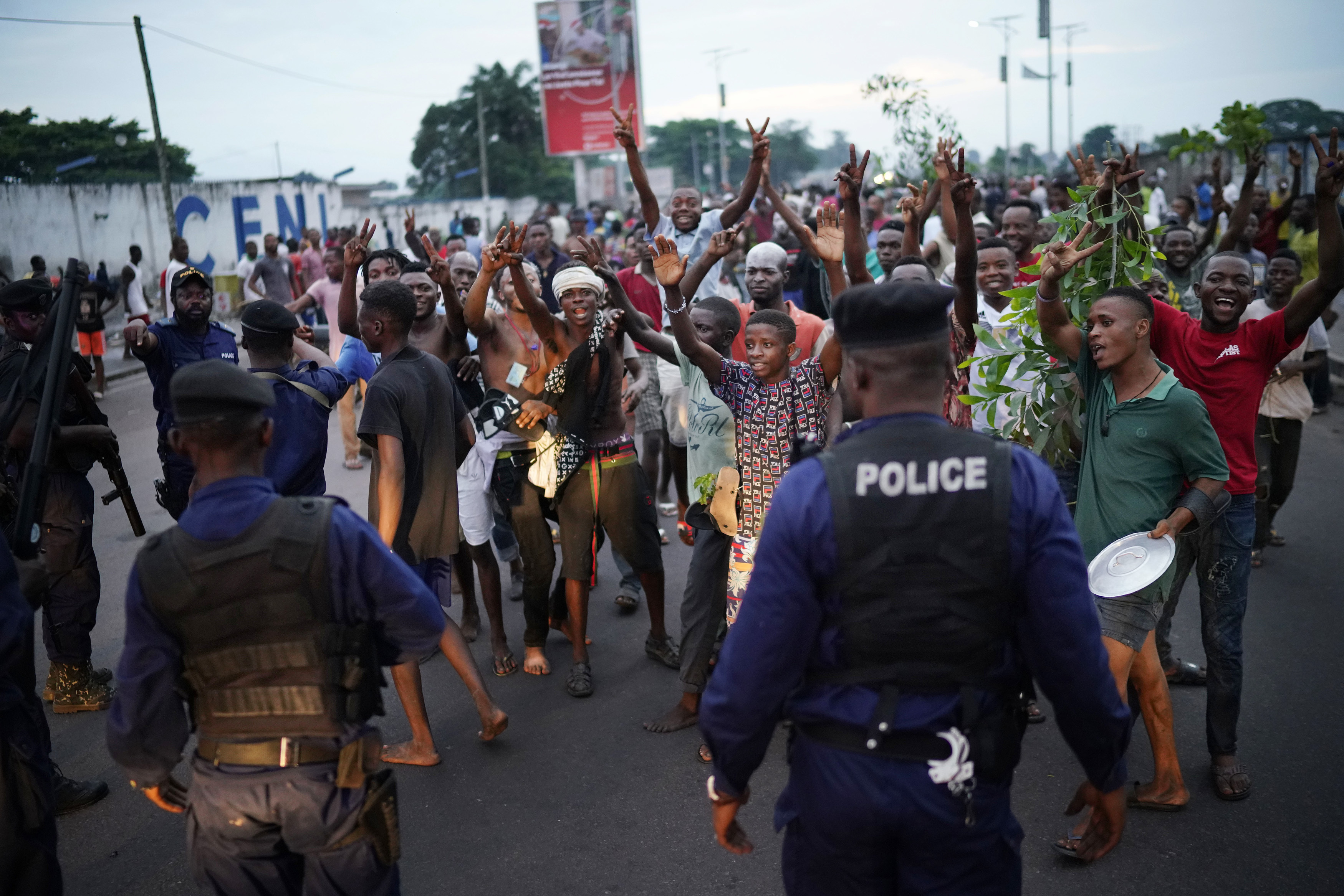 Die Bewoh feiern den Sieg Tshisekedis auf einer Straße in Kinshasa