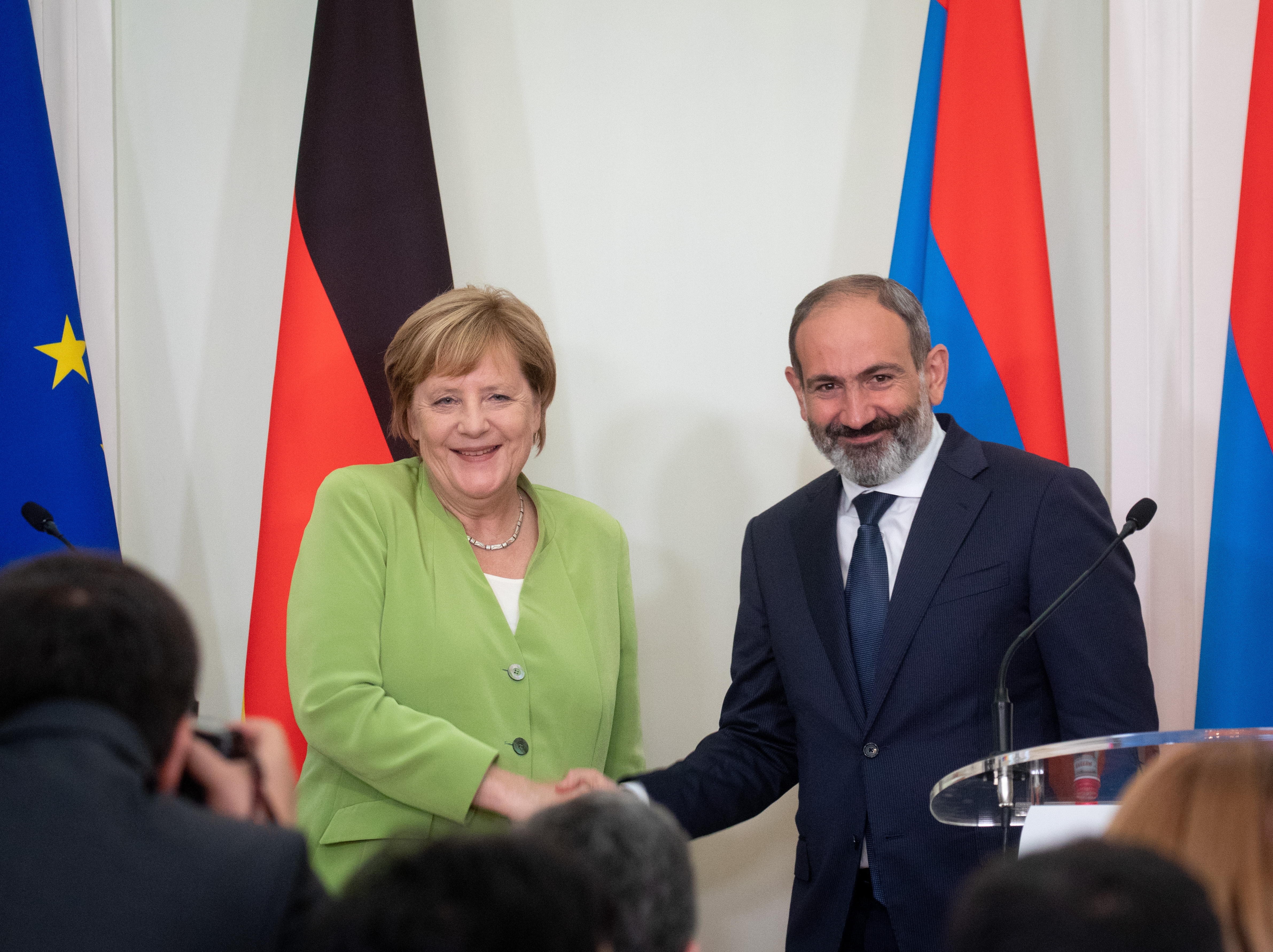 Armenien, Eriwan: Bundeskanzlerin Angela Merkel (CDU) wird von Nikol Paschinjan empfangen