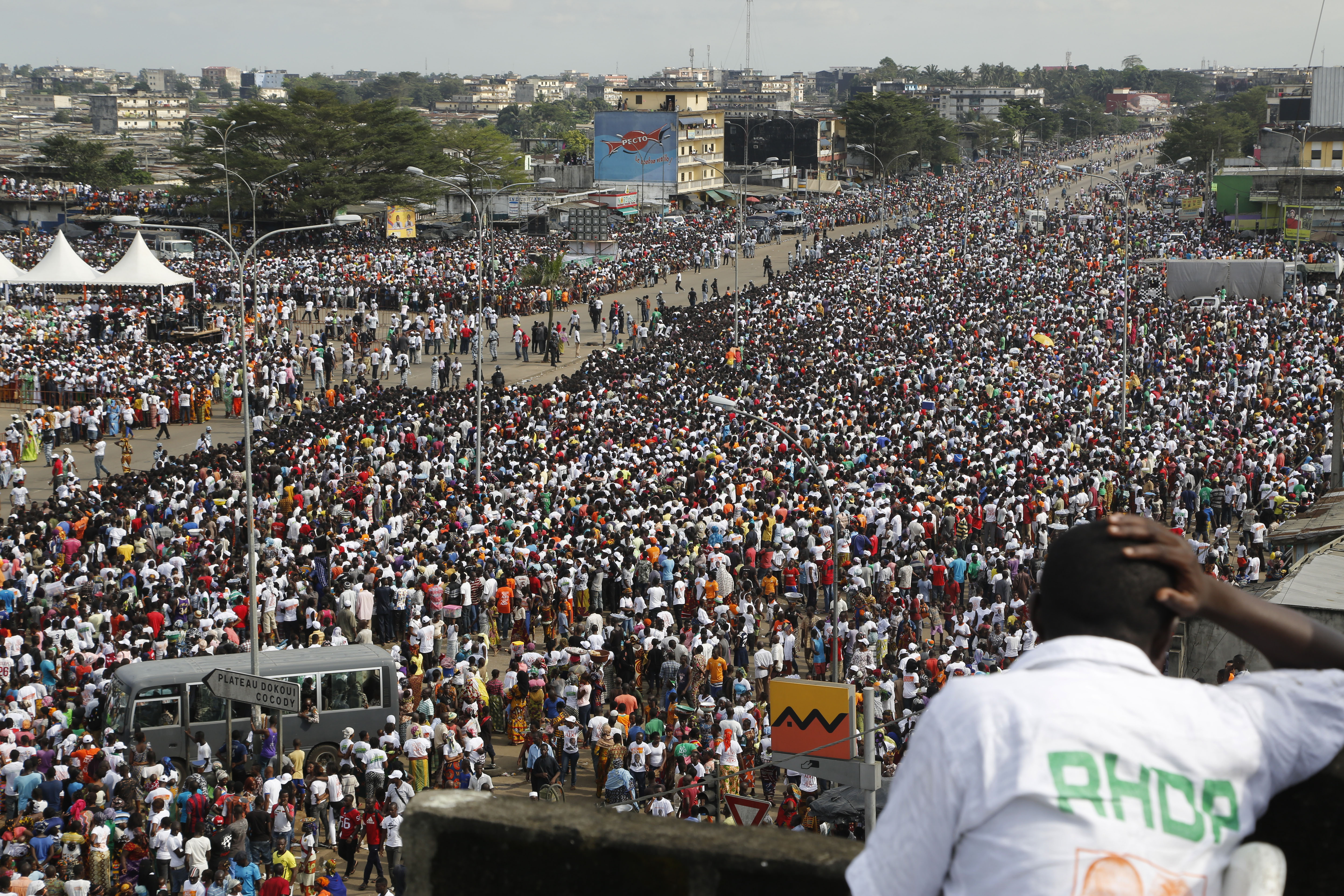 Unterstützer des Präsidenten Alassane Ouattara warten auf die Ankunft des Präsidenten bei einer Wahlkundgebung.