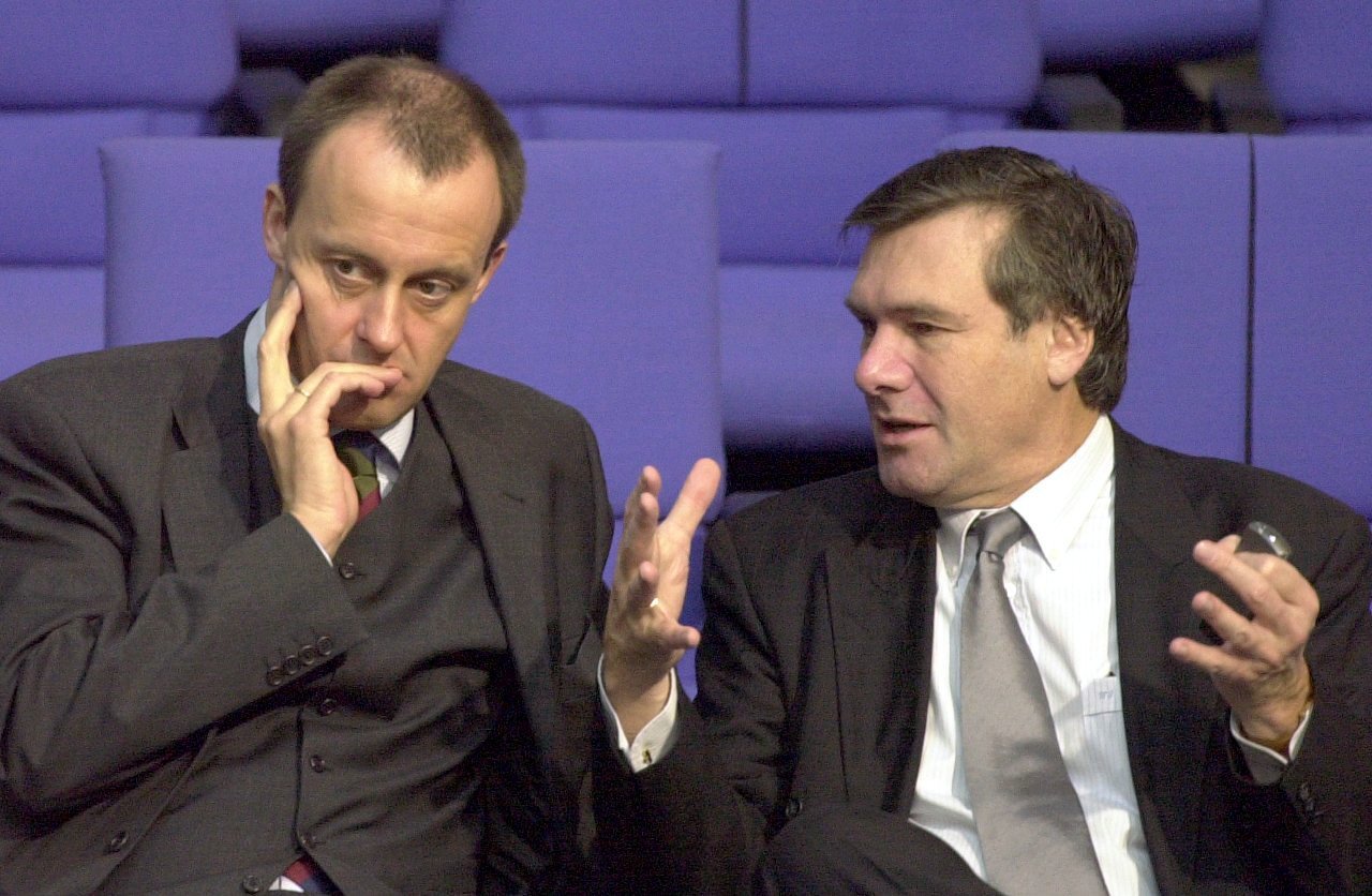 Der CDU-Fraktionsvorsitzende Friedrich Merz (l) und der FDP-Fraktionsvorsitzende Wolfgang Gerhardt unterhalten sich am 15.11.2001 in Berlin während der Sitzung des Bundestages.