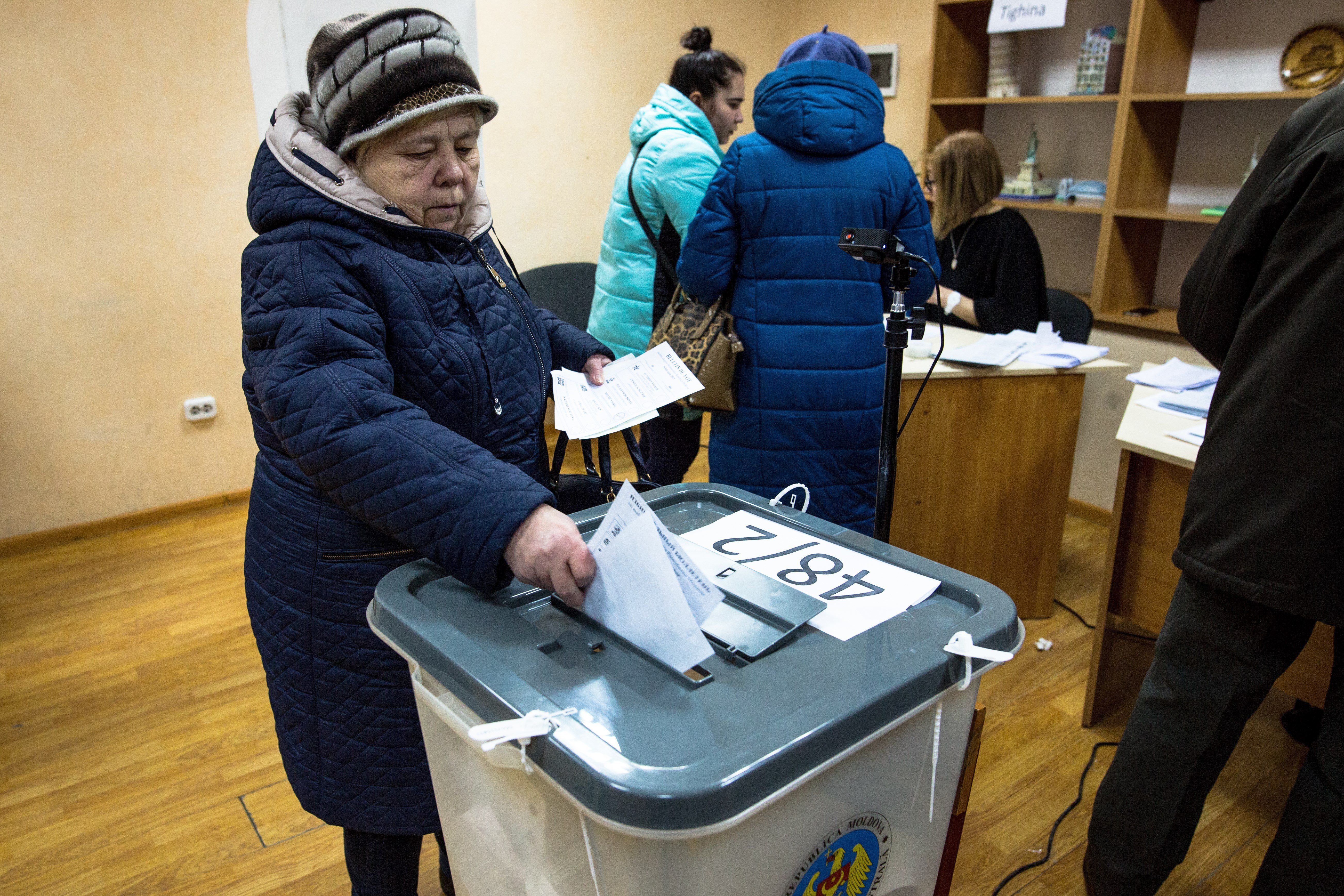 Wählerin stimmt bei Parlamentswahl in Moldau ab