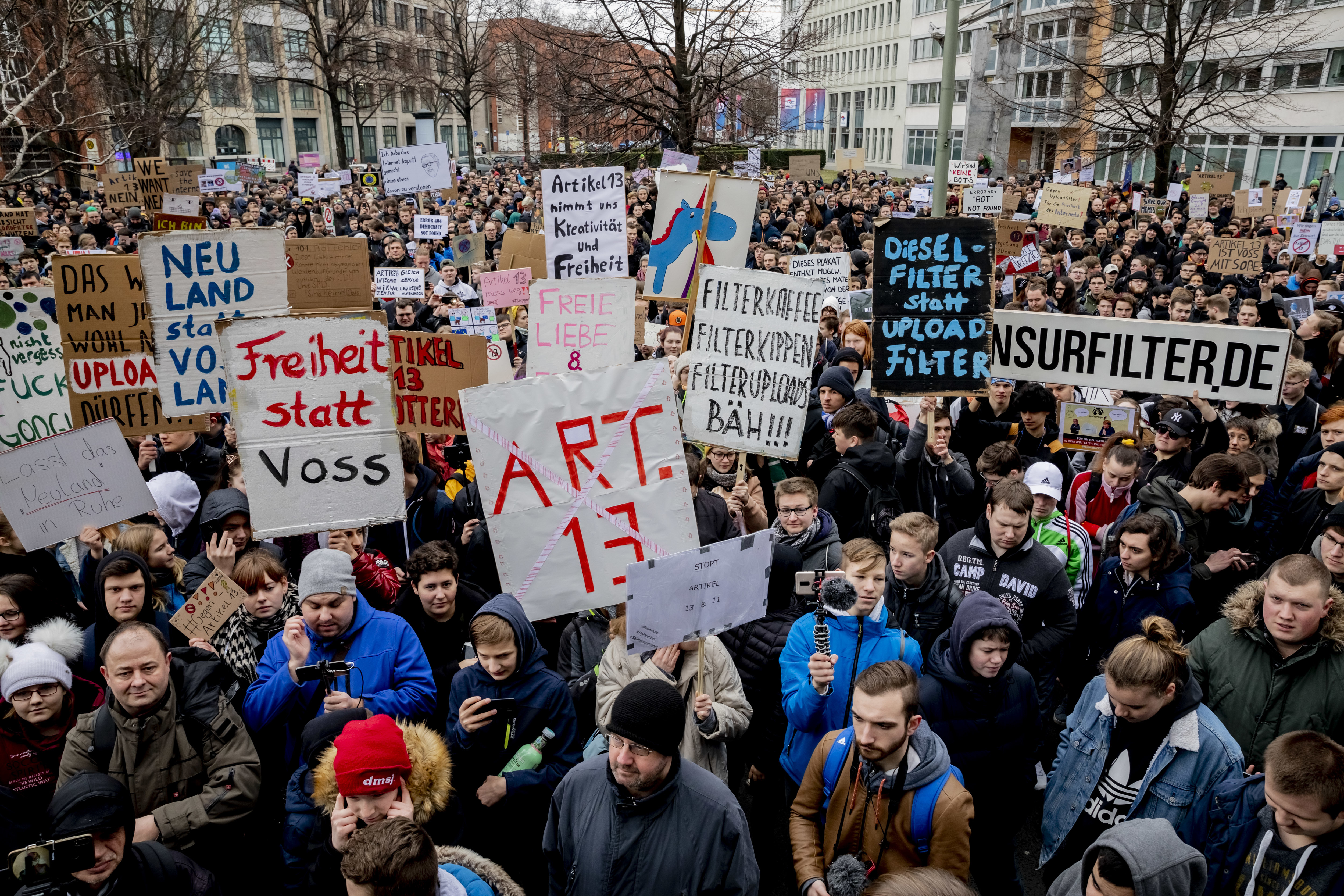 Teilnehmer einer Demonstration «Berlin gegen 13» gegen Uploadfilter und EU-Urheberrechtsreform im Artikel 13 protestieren am Axel-Springer-Hochhaus.