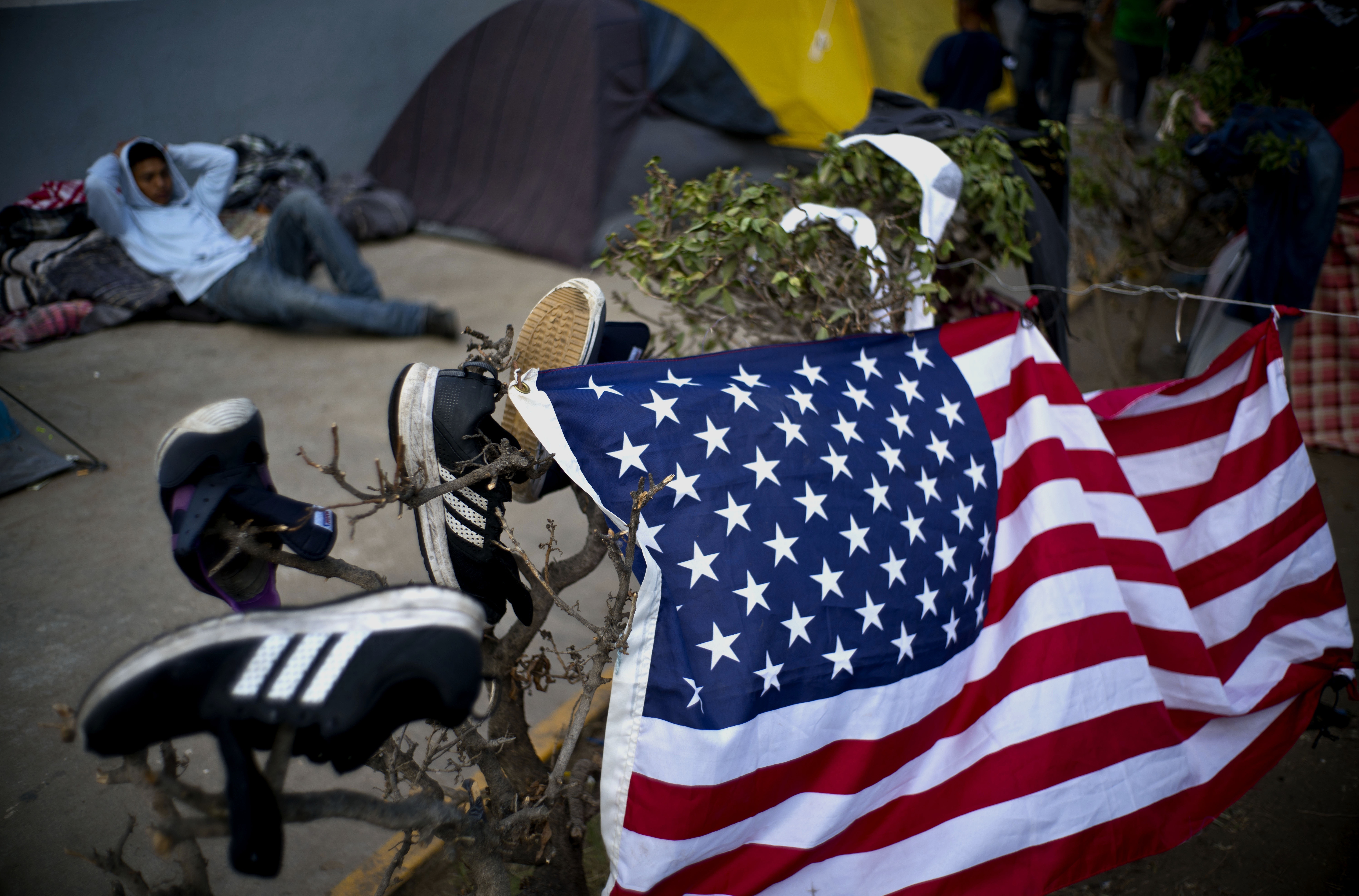 Ein Teilnehmer der Migrantenkarawane an der amerikanischen Grenze in Tijuana.