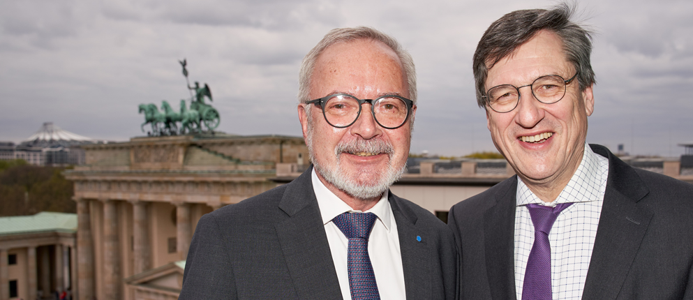 Werner Hoyer, Redner des Abends, wird von Karl-Heinz Paqué, Vorsitzender der Friedrich-Naumann-Stiftung für die Freiheit, am Brandenburger Tor begrüßt.