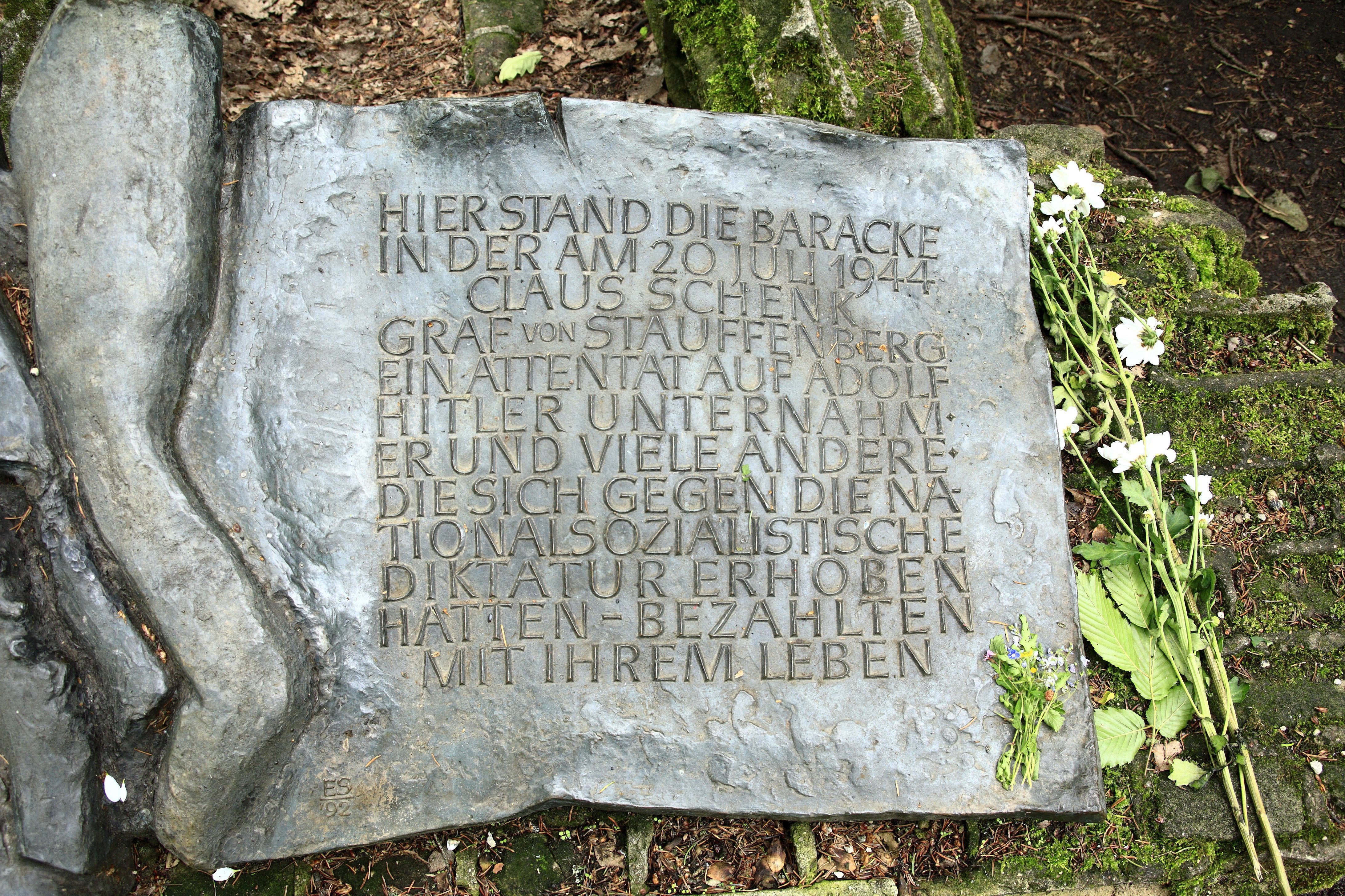 Gedenktafel zur Erinnerung an das gescheiterte Attentat auf Adolf Hitler durch Claus Schenk Graf von Stauffenberg im Freilichtmuseum Fuehrerhauptquartier Wolfsschanze