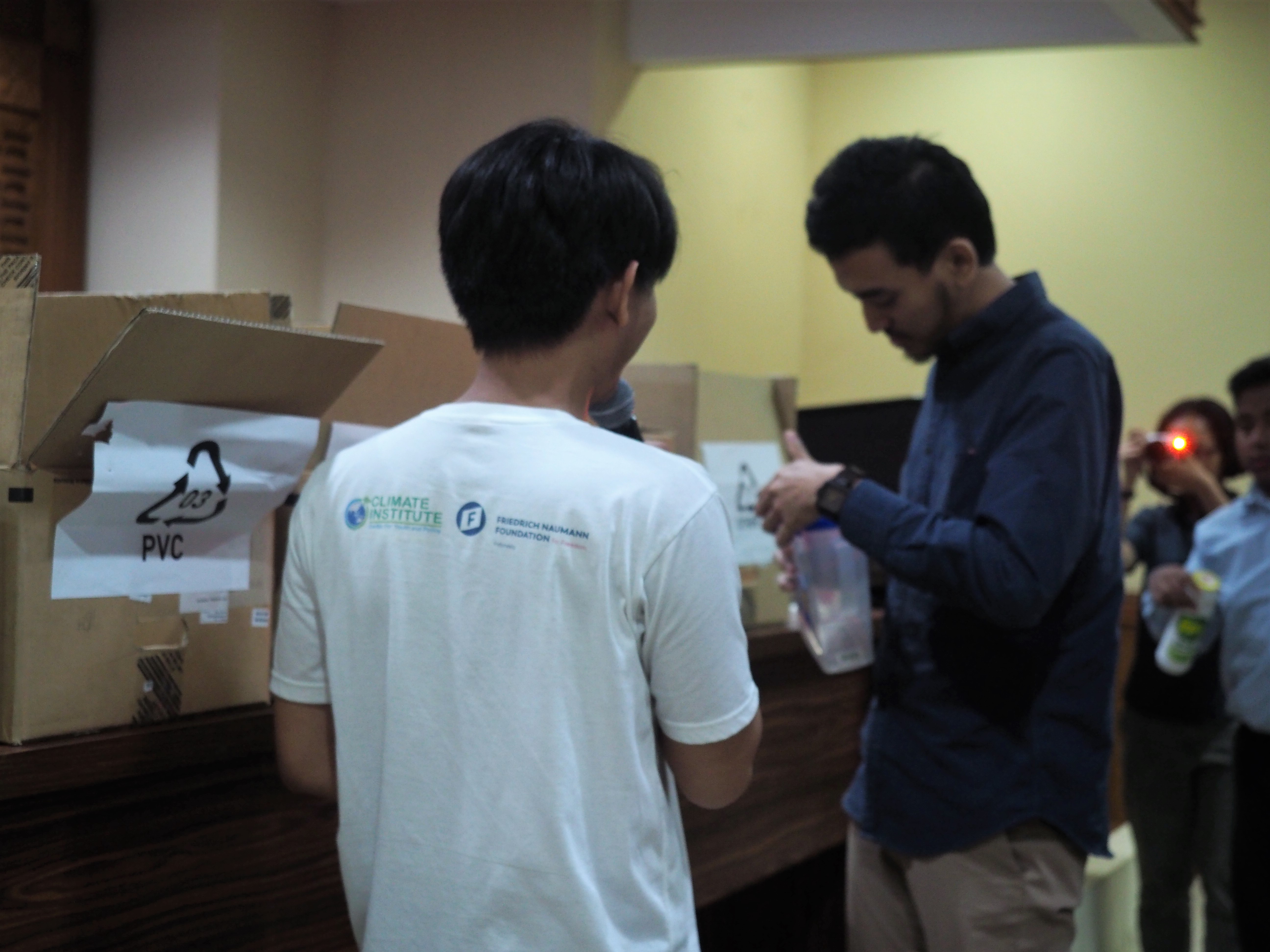 Sesi Materi Klasifikasi Plastik dipandu oleh Febri Thalani, Communication Office Climate Institute