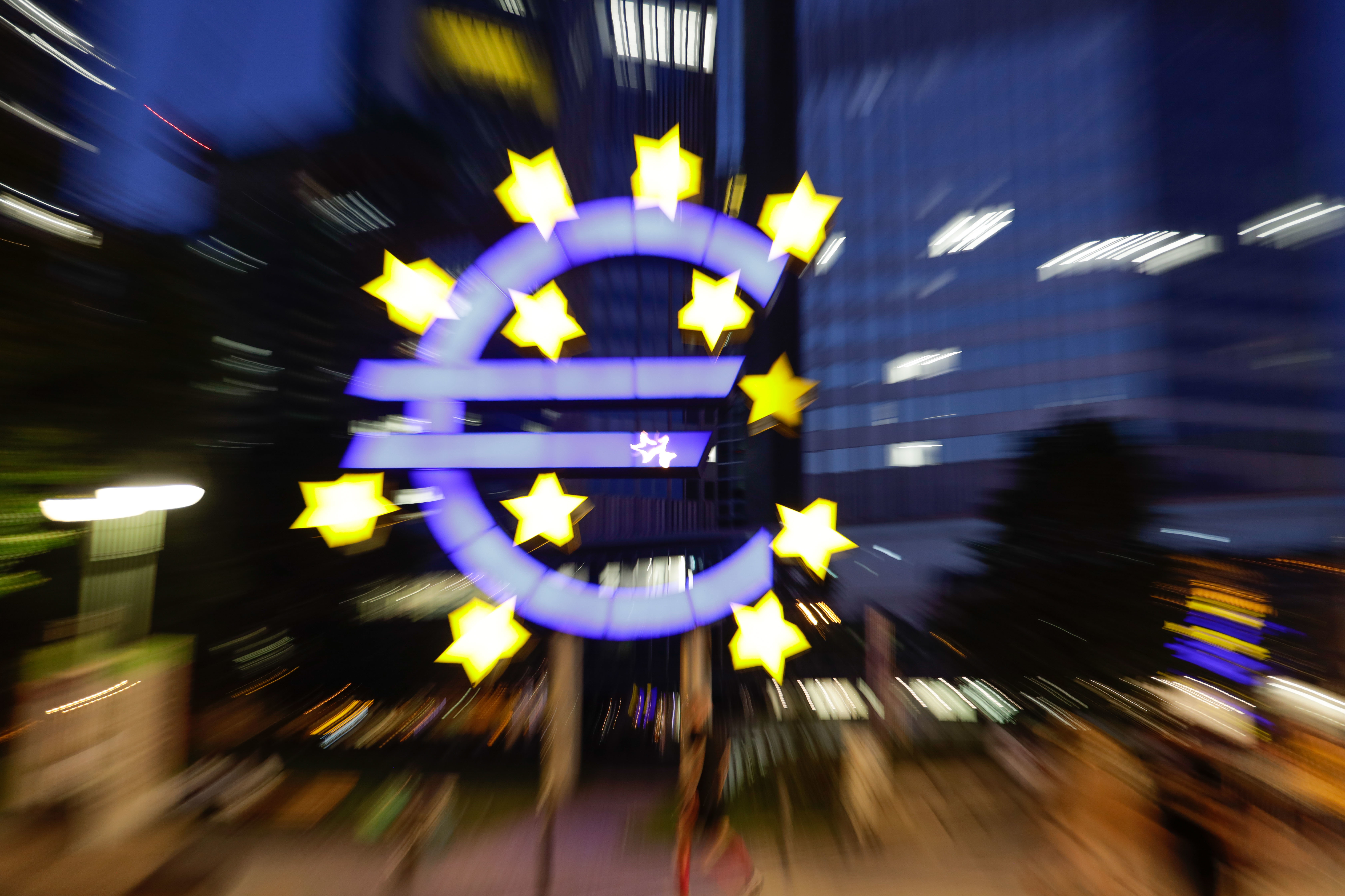 Euro-Logo in Frankfurt vor der ehemaligen EZB-Zentrale