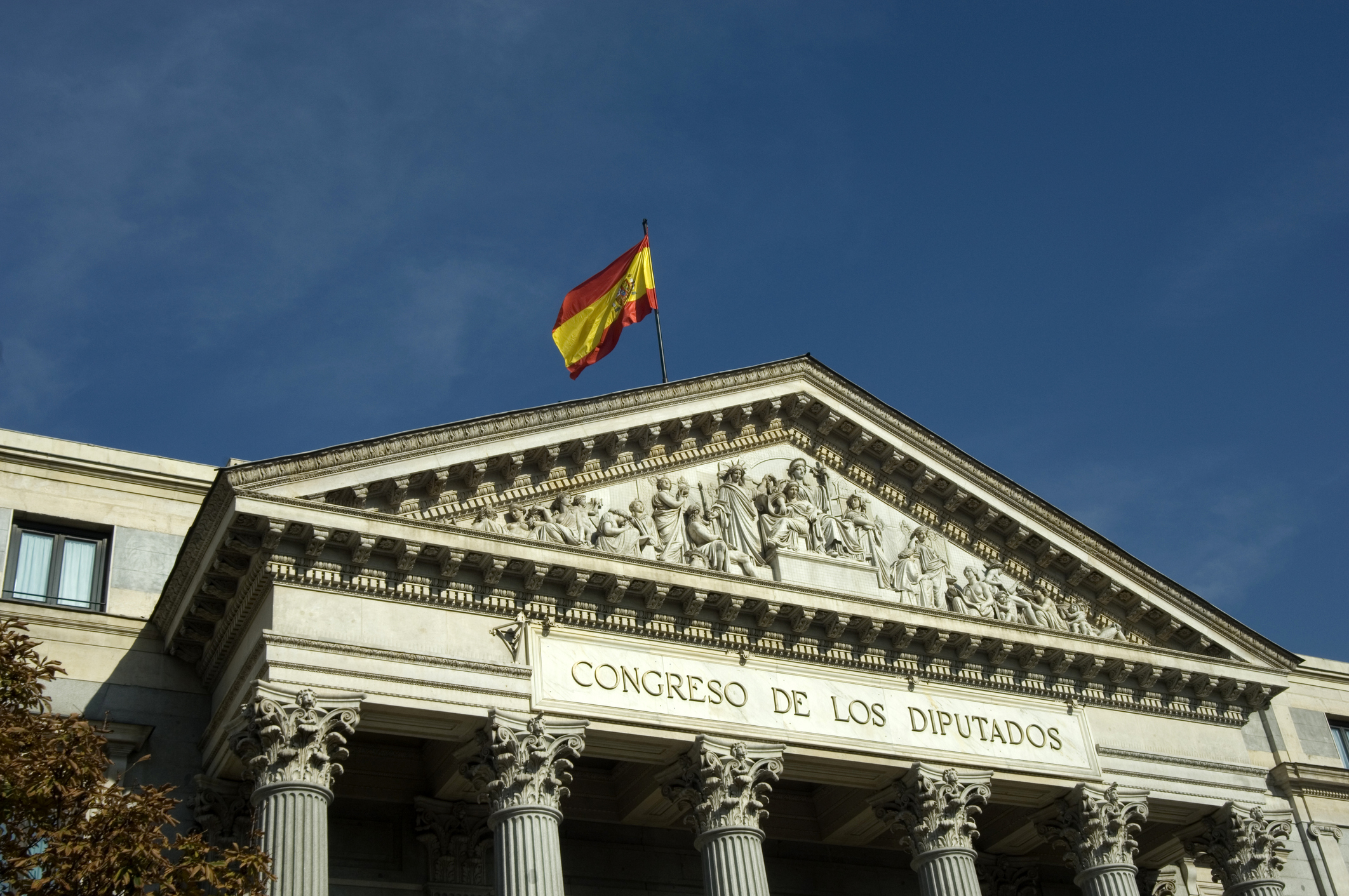 Die Fassade des Spanischen Parlaments mit der Flagge.