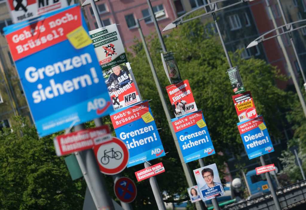 Plakate von Parteien am rechten Rand