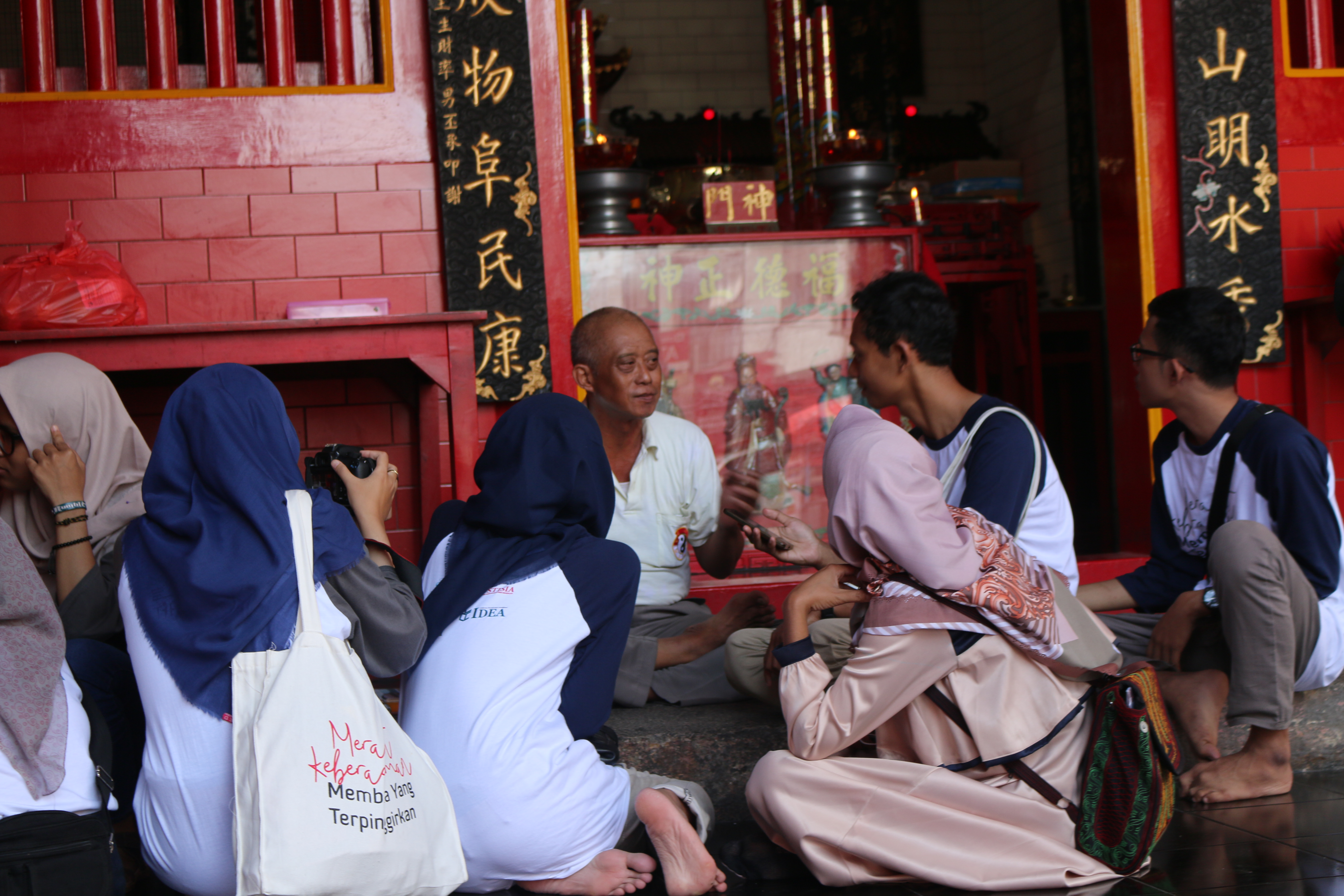 Penulis (Faqih Mansyur) melakukan wawancara di salah satu Klenteng