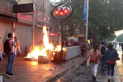 Barrikade in einem Metroeingang in Santiago de Chile