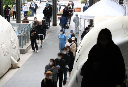 Die Bewohner der Gemeinde Seoul in Yongsan stehen in einem kommunalen Gesundheitszentrum an, um sich auf das Coronavirus testen zu lassen.