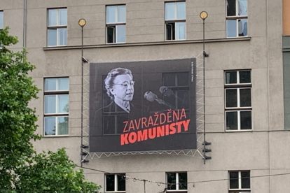 Ein Banner am Rathaus des Stadtteils Vinohrady mit der Aufschrift "Von Kommunisatn ermordet".